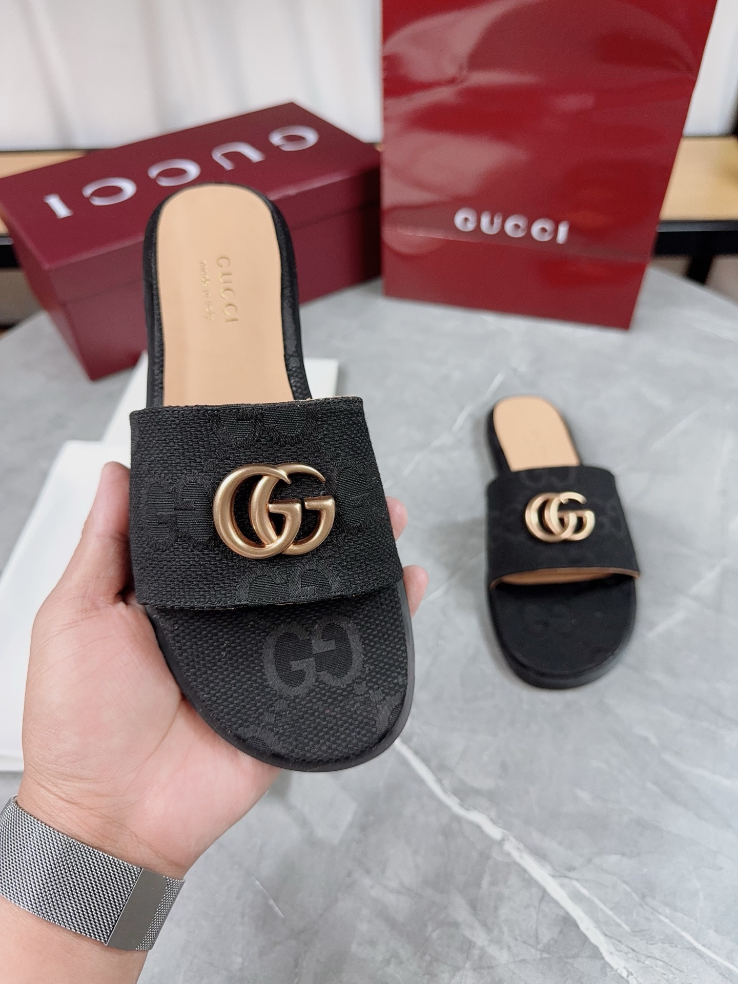 Gucci Women's Flat Sandals with GG Motif - Luxurious Comfort and Style