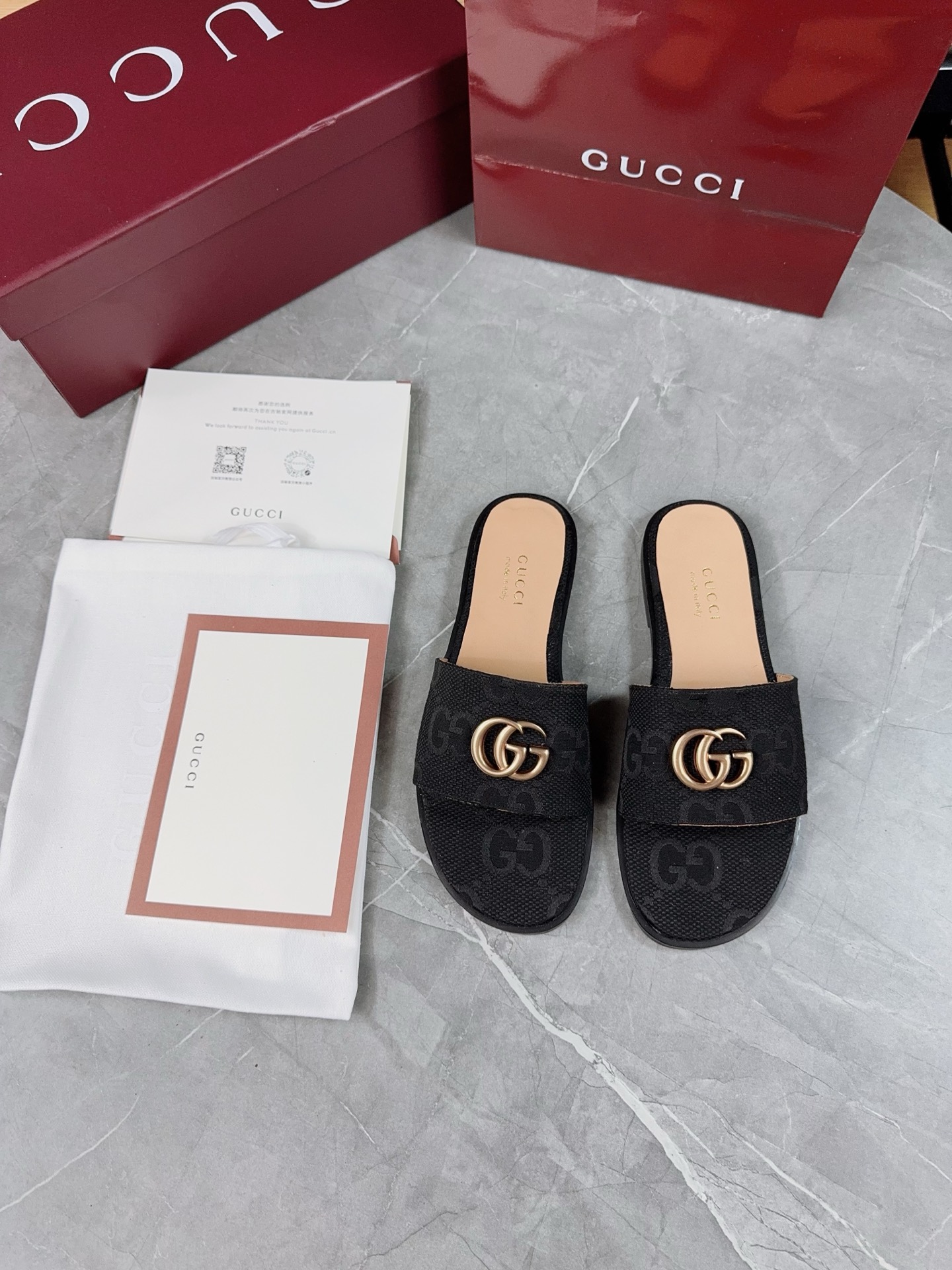 Gucci Women's Flat Sandals with GG Motif - Luxurious Comfort and Style 3 i1741067152983 7439 0 1