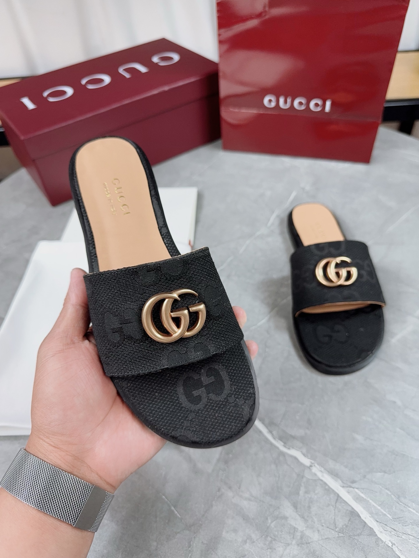 Gucci Women's Flat Sandals with GG Motif - Luxurious Comfort and Style 9 i1741067153481 7165 0 7