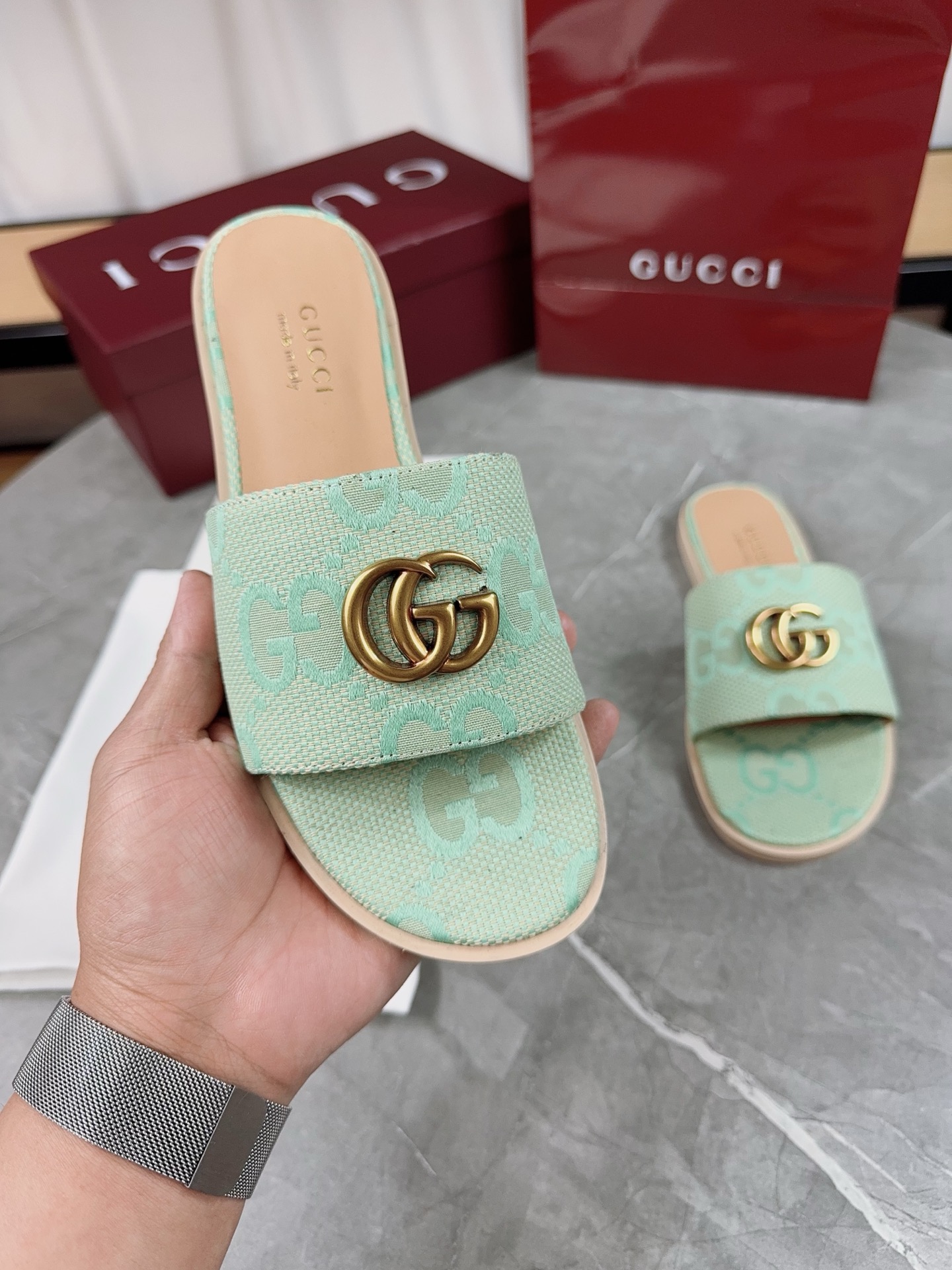 Gucci Women's Flat Sandals with GG Motif - Stylish Summer Slides