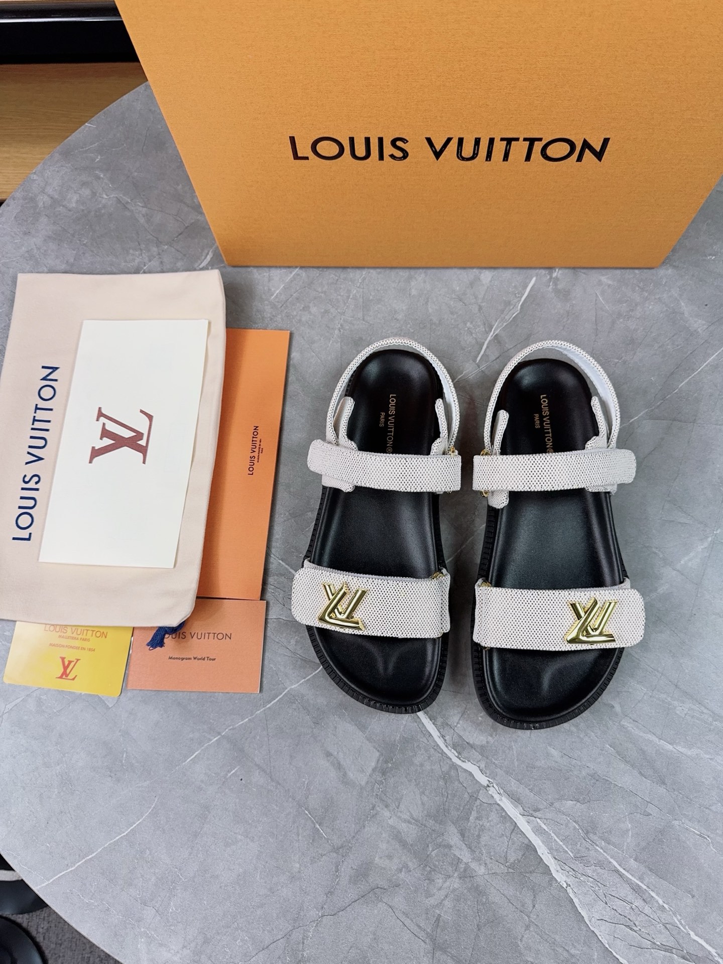 NO:251114,LV | Louis Vuitton 2025 Spring and Summer New Model, Top version, the original version is consistent, the counter is the latest model, new beach shoes, hard goods are on the new, purchasing level!  Full of high-end feeling!  A popular model from domestic and foreign bloggers, retro and fashionable, beautiful!  Official website main model★ ━━━━━━ t ━━━━━━━━━━━━━━━━━━━━━━━━━━━━━━━━━━━━━━━━━━━━━━━━━━━━━━━━━─Original custom leather inner niulli outsole rubber pu combination high-end sole Shoe size: 35-45 (35-45 customization) batch, sandals, louis vuitton, louis vuitton, sandals19860909LV | 路易威登 2025春夏新款 顶级版本原版一致 专柜主打最新款 新款沙滩鞋 硬货上新 代购级别！高级感十足！国内外博主刷爆的一款,复古又时髦上脚美炸了！官网主推款★ ━━━━━ t ━━━━━ 鞋面原版订制皮料 内里牛里 大底橡胶pu组合高端大底 鞋码: 35-45（35-45定制）批,凉鞋,louis vuitton,louis vuitton,sandals,Women's Shoes