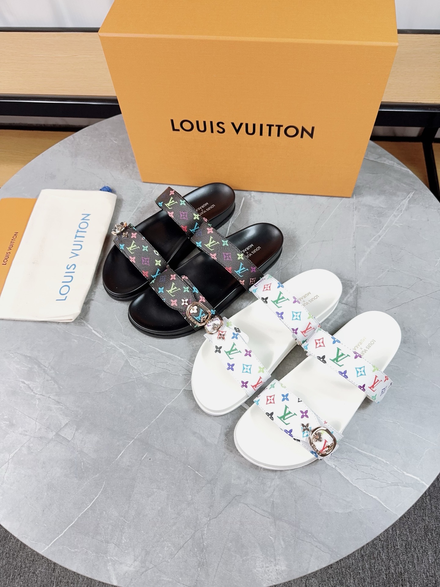 NO:252496,LV2025 spring and summer new slippers belt buckle adjustable elastic design full of beach style. Original open mold LV metal logo decoration is both fashionable and beautiful. Super versatile upper cowhide/custom imported jacquard fabric/original presbyopia leather. Water-dyed sheepskin inner lining (water table   wear-resistant velvet   rubber sole) three-layer combination sole. Size: Women 35-43 Men 38-46, slippers, louis vuitton, slippers, cowhide, sheepskin19860909LV2025春夏新款拖鞋皮带扣子可调松紧的设计 满满的沙滩风情 原版开模LV金属logo装饰既时尚又美观超级百搭鞋面牛皮/定制进口提花布料/原版老花皮料 水染羊皮内里 (水台 耐磨绒 橡胶底)三层组合大底 Size: 女35-43男38-46,拖鞋,louis vuitton,slippers,cowhide,sheepskin,Women's Shoes