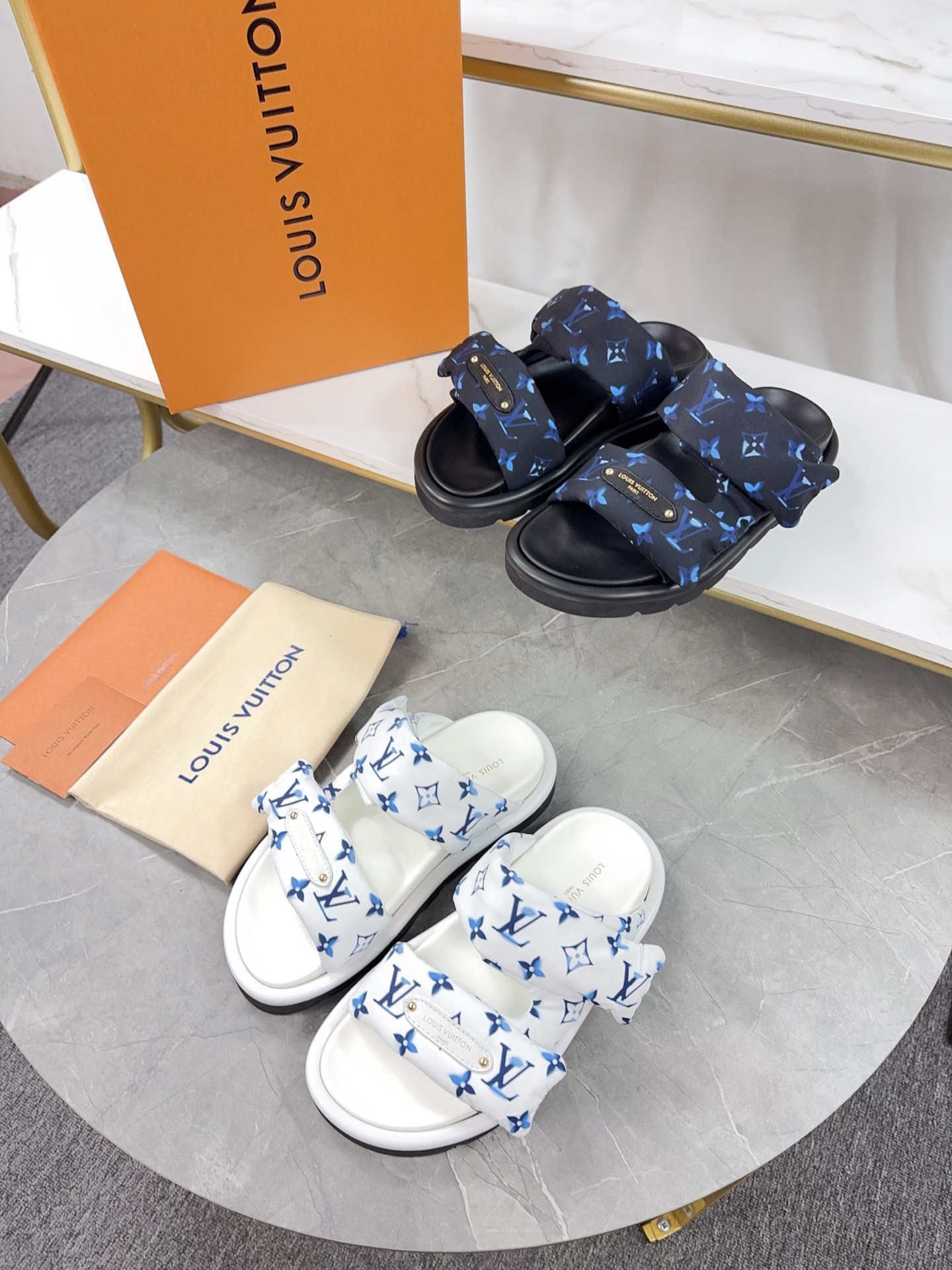 NO:252482,LV Donkey Brand L Home 2025 hit embossed logo embossed sandals This model Pool Pillow Comfort flat sandals are made of technological fabrics, reinterpreted with high-frequency imprinting technology Monogram pattern. Soft padded uppers are paired with adjustable Velcro, and comfortable and tough insoles add harmonious color. Fabric: Original customized technology fabric Soft sheepskin inner sole original open mold rubber foam sole Size: 35-45 batches, slippers, louis vuitton, louis vuitton, louis vuitton, slippers, sheepskin19860909LV驴牌L家 2025爆款 浮雕logo 压花 凉拖鞋 本款 Pool Pillow Comfort 平底凉拖取材科技织物,以高频压印技术重绎 Monogram 图案.柔软加垫鞋面搭配可调节魔术贴,舒适韧性鞋垫再添和谐色彩 面料: 原版定制科技织物 内里柔软羊皮里 鞋底原版开模橡胶发泡大底 Size: 35-45批,拖鞋,louis vuitton,louis vuitton,louis vuitton,slippers,sheepskin,Women's Shoes