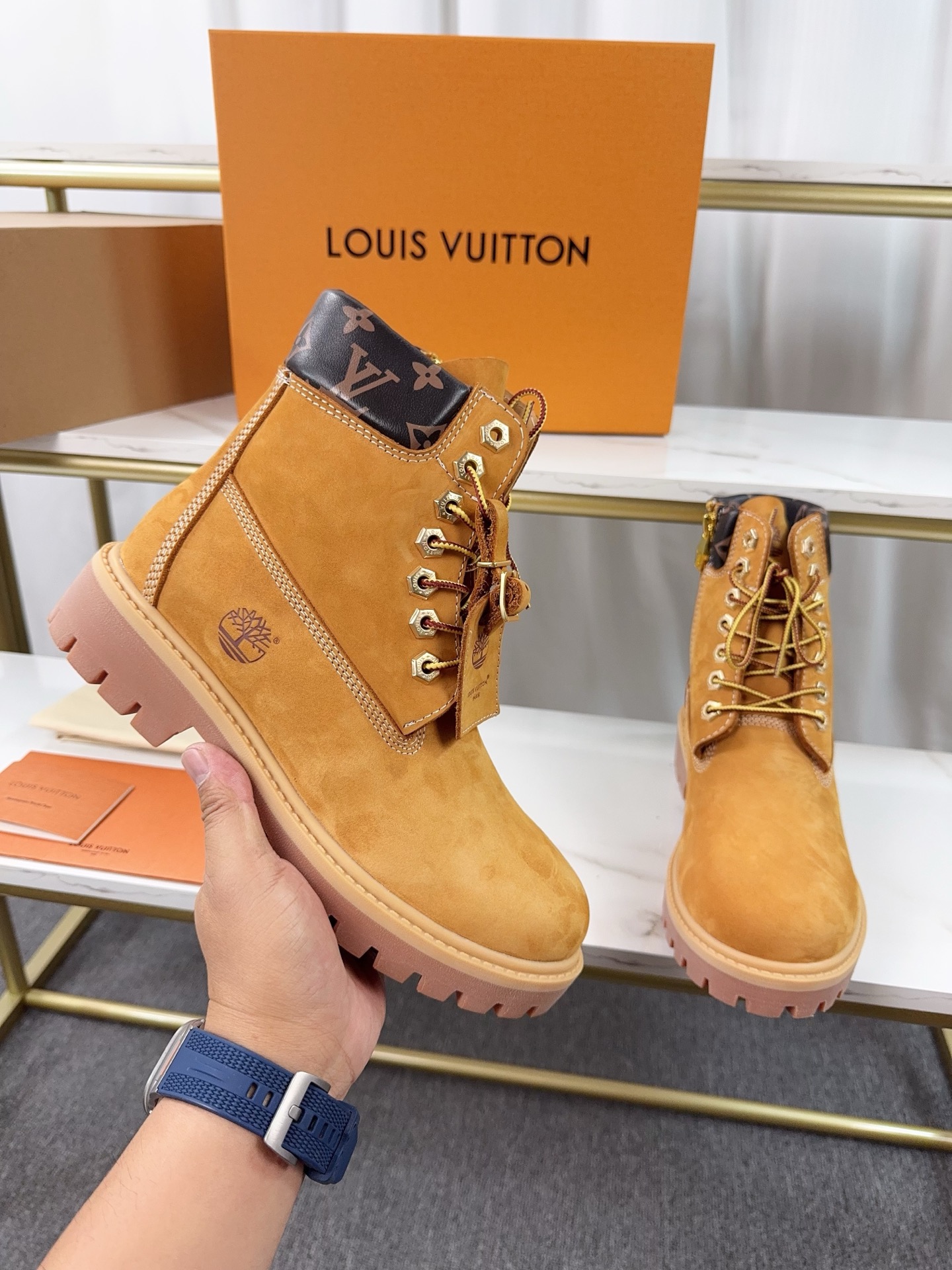 NO:439900,Top version of couples LV x Timberland Timberland Co-branded style Presbyterian embossed big yellow boots ankle boots Short boots LV x Timberland ankle boots Monogram embossed waterproof nocturnal cowhide leather, relying on the brand's superb craftsmanship to carefully reshape the classic Timberland 6-inch boots, showing off in American work style, the autumn and winter men's clothing show created by Pharrell Williams. Monogram embossed tongue, Timberland original shoelaces and outsoles are highlighted in detail, leather labels express cooperation logos, exquisite packaging for delivery counter Fabric: Original custom imported top layer cowhide Inner: Original custom leather/net Outsole: Original open mold-proof rubber material Thickness:  3.5CM Size: Women's 35-40 Men's 39-46 batches, boots, louis vuitton, boots, cowhide19860909顶级版本情侣款LV x Timberland 添柏岚 联名款 老花 压花 大黄靴 及踝靴 短靴 LV x Timberland 及踝靴取材 Monogram 压纹防水正绒面牛皮革,依托品牌精湛匠艺于意大利悉心重塑经典 Timberland 6 英寸靴型,以美式工装格调瞩目亮相 Pharrell Williams 打造的 秋冬男装秀.Monogram 压纹鞋舌、Timberland 原版鞋带和外底点睛考究细节,皮革标签抒写合作标识 配送专柜精美包装 面料: 原版定制进口头层牛皮 内里: 原版定制皮里/网里 大底: 原版开模防滑橡胶材质 底厚: 3.5CM Size: 女款35-40 男款39-46批,靴子,louis vuitton,boots,cowhide,Women's Shoes