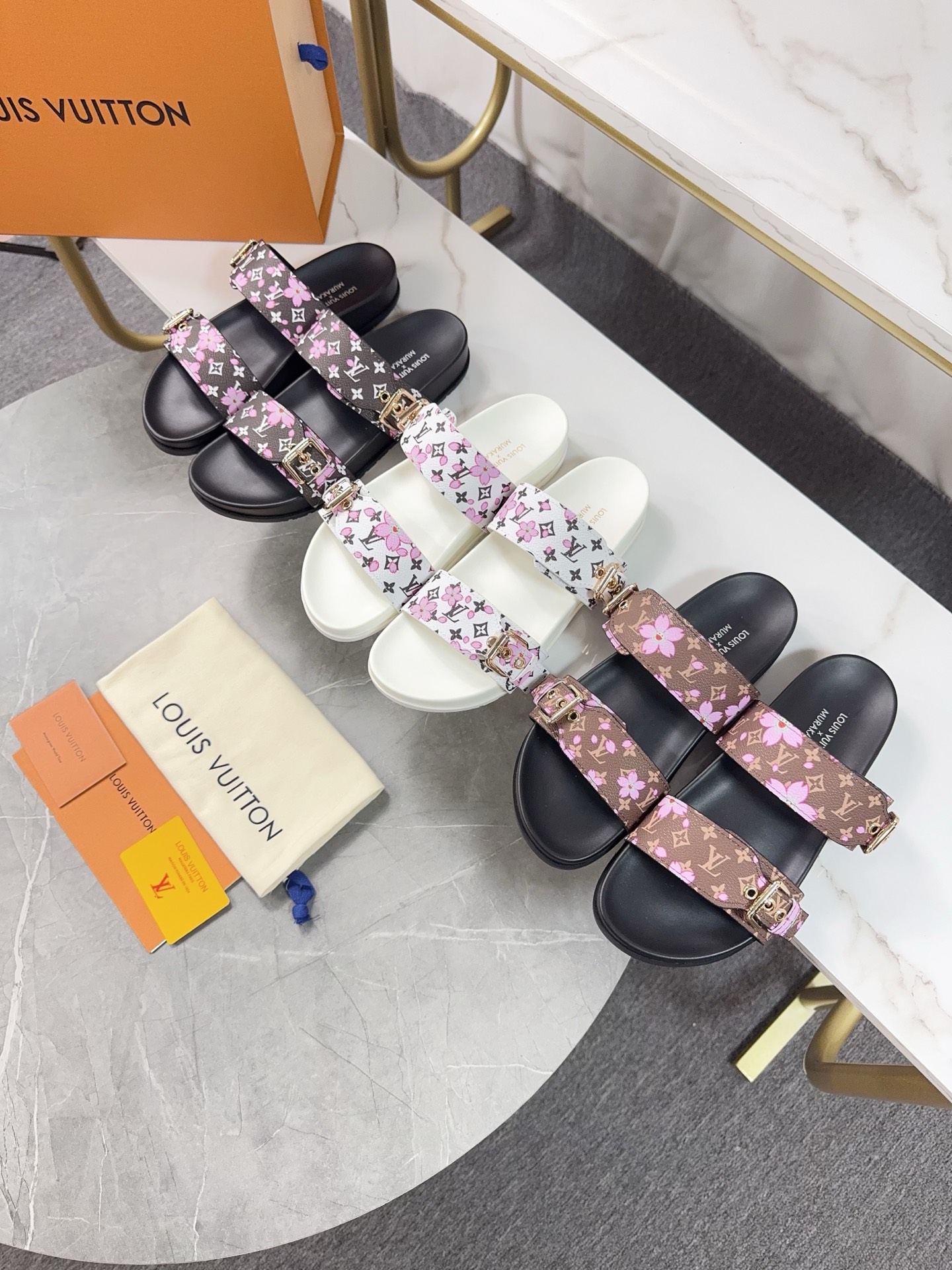 NO:252501,LV2025 spring and summer new slippers belt buckle adjustable elastic design full of beach style. Original open mold LV metal logo decoration is both fashionable and beautiful. Super versatile upper cowhide/custom imported jacquard fabric/original presbyopia leather. Water-dyed sheepskin inner lining (water table   rubber sole) three-layer combination sole. Size: Women 35-43 Men 38-46, slippers, louis vuitton, slippers, cowhide, sheepskin19860909LV2025春夏新款拖鞋皮带扣子可调松紧的设计 满满的沙滩风情 原版开模LV金属logo装饰既时尚又美观超级百搭鞋面牛皮/定制进口提花布料/原版老花皮料 水染羊皮内里 (水台 橡胶底)三层组合大底 Size: 女35-43男38-46,拖鞋,louis vuitton,slippers,cowhide,sheepskin,Women's Shoes