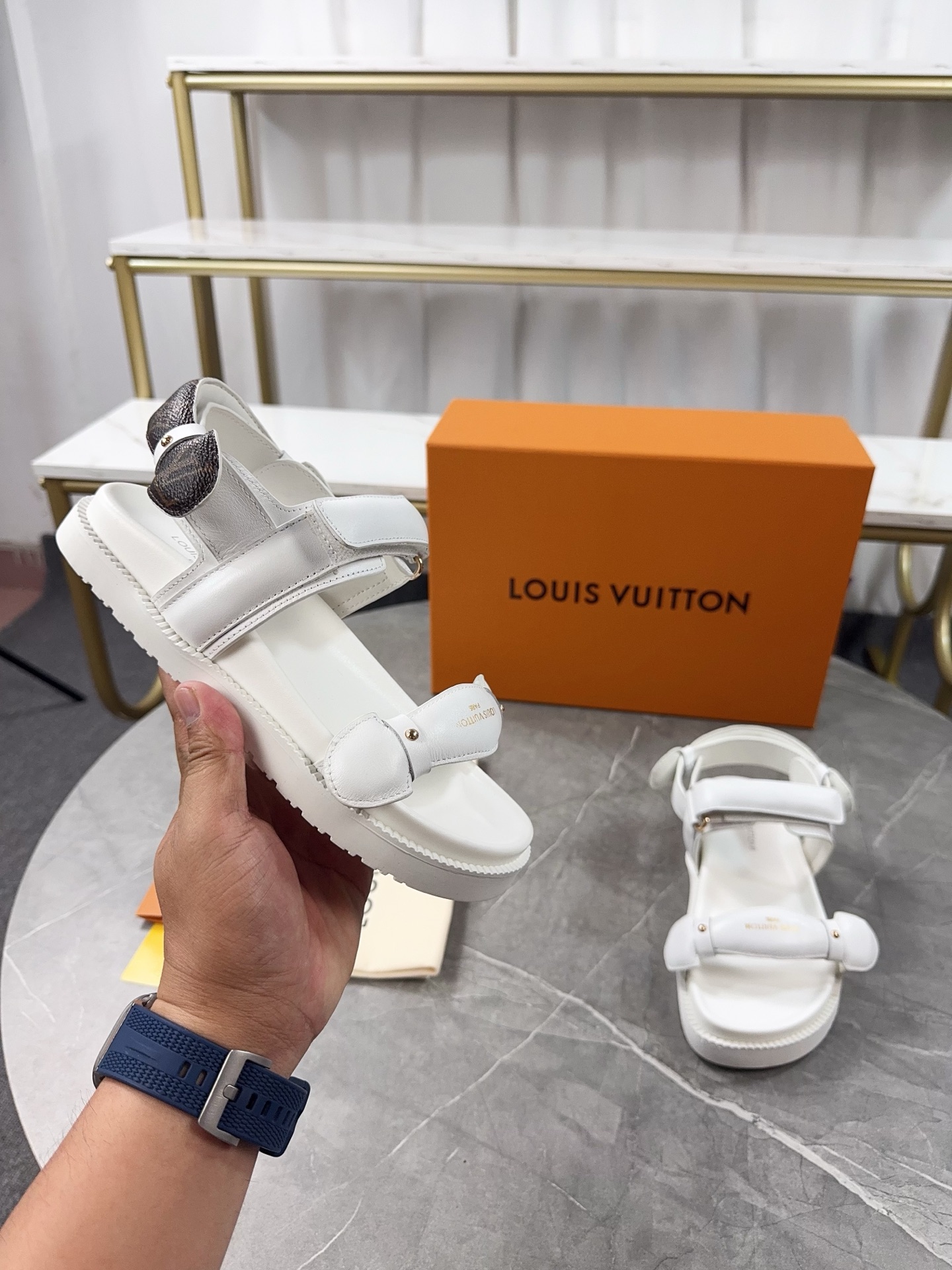 Louis Vuitton 2025 Spring/Summer White Leather Beach Sandals 7 i1743066337798 7589 0 5