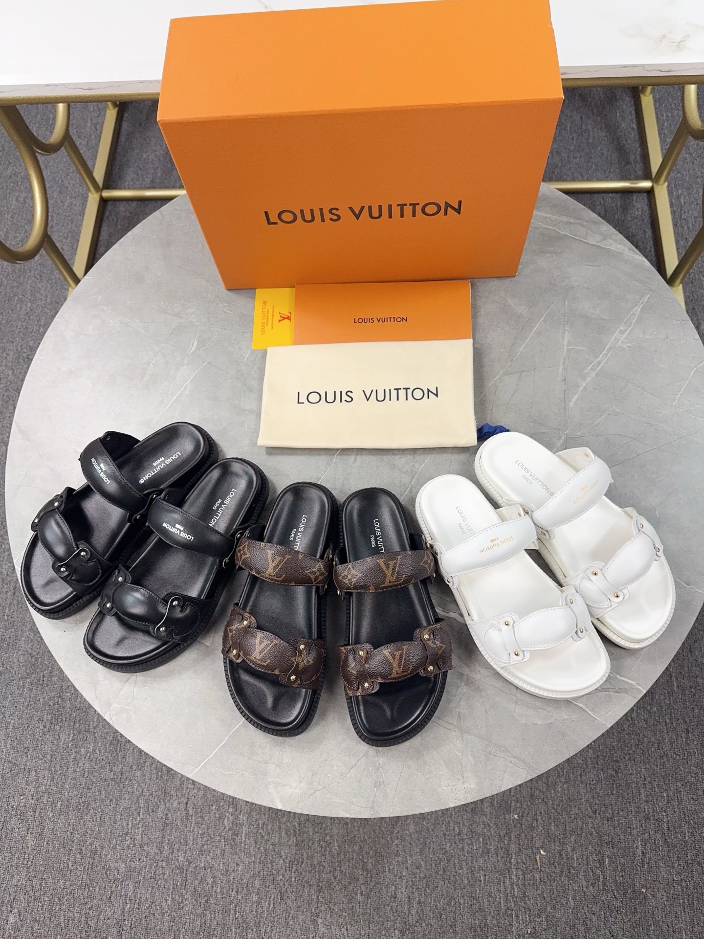 NO:252507,LV | Louis Vuitton 2025 Spring and Summer New Model, Top version, the original version is consistent, the counter is the latest model, new beach shoes, hard goods are on the new, purchasing level!  Full of high-end feeling!  A popular model from domestic and foreign bloggers, retro and fashionable, beautiful!  Official website main model★ ━━━━━━ t ━━━━━━━━━━━━━━━━━━━━━━━━━━━━━━━━━━━━━━━━━━━━━━━━━━━━─Original custom leather inner niulli outsole rubber pu combination high-end sole Shoe size: 35-45 batches, slippers, louis vuitton, louis vuitton, slippers19860909LV | 路易威登 2025春夏新款 顶级版本原版一致 专柜主打最新款 新款沙滩鞋 硬货上新 代购级别！高级感十足！国内外博主刷爆的一款,复古又时髦上脚美炸了！官网主推款★ ━━━━━ t ━━━━━ 鞋面原版订制皮料 内里牛里 大底橡胶pu组合高端大底 鞋码: 35-45 批,拖鞋,louis vuitton,louis vuitton,slippers,Women's Shoes