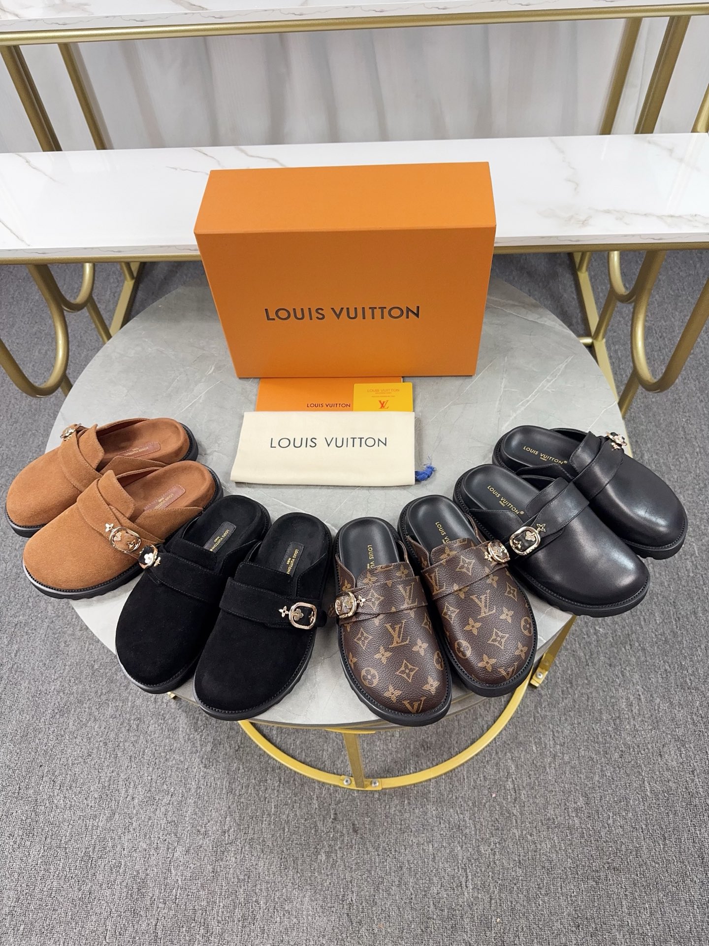 NO:278042,Real-price couples series slippers half-pack drag louisvuitt…on fw.new arrival~ L…v aspen water table slippers L home 2025 autumn and winter Birkenwood fleece slippers new product classic monogram outsole foam material, thickened sole table comfort full score full score for heightening effect inner sheepskin size 35-45,,louis vuitton,louis vuitton,slippers,sheepskin19860909实价情侣款 系列款拖鞋 半包拖 louisvuitt…on fw.new arrival～ L…v aspen 水台拖鞋 L家2025秋冬勃肯毛拖鞋新品 经典monogram 大底发泡材质,加厚底台舒适度满分 增高效果满分 内里羊皮 size 35-45,,louis vuitton,louis vuitton,slippers,sheepskin,Men's shoes