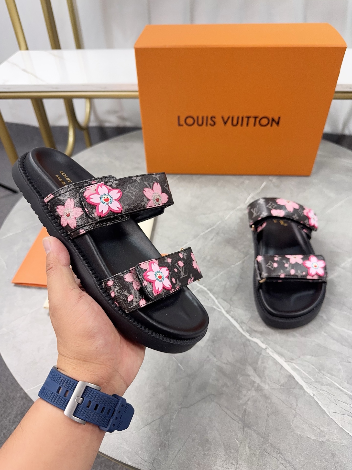 Louis Vuitton 2025 Spring/Summer Women's Trendy Sandals with Floral Print 1 Louis Vuitton 2025 Spring/Summer Women's Trendy Sandals with Floral Print
