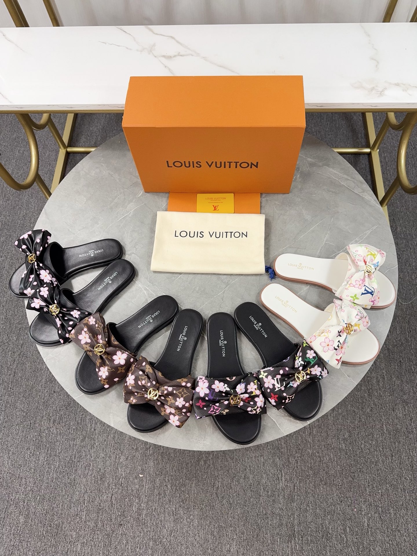 NO:645870,LV | Louis Vuitton 2025 spring and summer new models. The top version is the same as the original version. The counter focuses on the latest new beach shoes. Hard goods are available in the new Shili Peach Blossom color. Purchasing level!  Full of high-end feel!  A popular model among bloggers at home and abroad, it is retro, fashionable and looks great on your feet!  Official website main recommendation★ ━━━━━ t ━━━━━ Original customized leather upper, cow lining, outsole rubber combination, high-end outsole Shoe size: 35-43 (35 customized) batch, slippers, louis vuitton, louis vuitton, slippers19860909LV | 路易威登  2025春夏新款 顶级版本原版一致 专柜主打最新款 新款沙滩鞋 硬货上新十里桃花配色 代购级别！高级感十足！国内外博主刷爆的一款,复古又时髦上脚美炸了！官网主推款★ ━━━━━ t ━━━━━ 鞋面原版订制皮料 内里牛里 大底橡胶组合高端大底 鞋码: 35-43（35定制）批,拖鞋,louis vuitton,louis vuitton,slippers,Women's Shoes