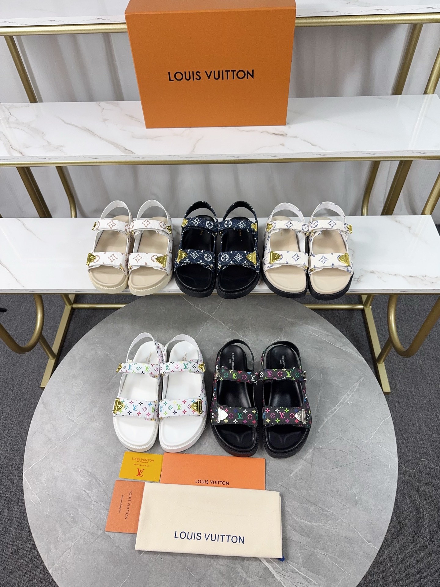 NO:350372,Real-priced LV | Louis Vuitton 2025 spring and summer new model, top version, the original version is consistent, the counter is the latest model, new beach shoes, hard goods are on the new, purchasing level!  Full of high-end feeling!  A popular model from domestic and foreign bloggers, retro and fashionable, beautiful!  Official website main model★ ━━━━━━ t ━━━━━━━━━━━━━━━━━━━━━━━━━━━━━━━━━━━━━━━━━━━━━━━─Original custom leather inner niulli outsole rubber pu combination high-end sole shoe size: 35-45 (35-45 custom),,louis vuitton,louis vuitton19860909实价LV | 路易威登 2025春夏新款 顶级版本原版一致 专柜主打最新款 新款沙滩鞋 硬货上新 代购级别！高级感十足！国内外博主刷爆的一款,复古又时髦上脚美炸了！官网主推款★ ━━━━━ t ━━━━━ 鞋面原版订制皮料 内里牛里 大底橡胶pu组合高端大底 鞋码: 35-45（35-45定制）,,louis vuitton,louis vuitton,Men's shoes