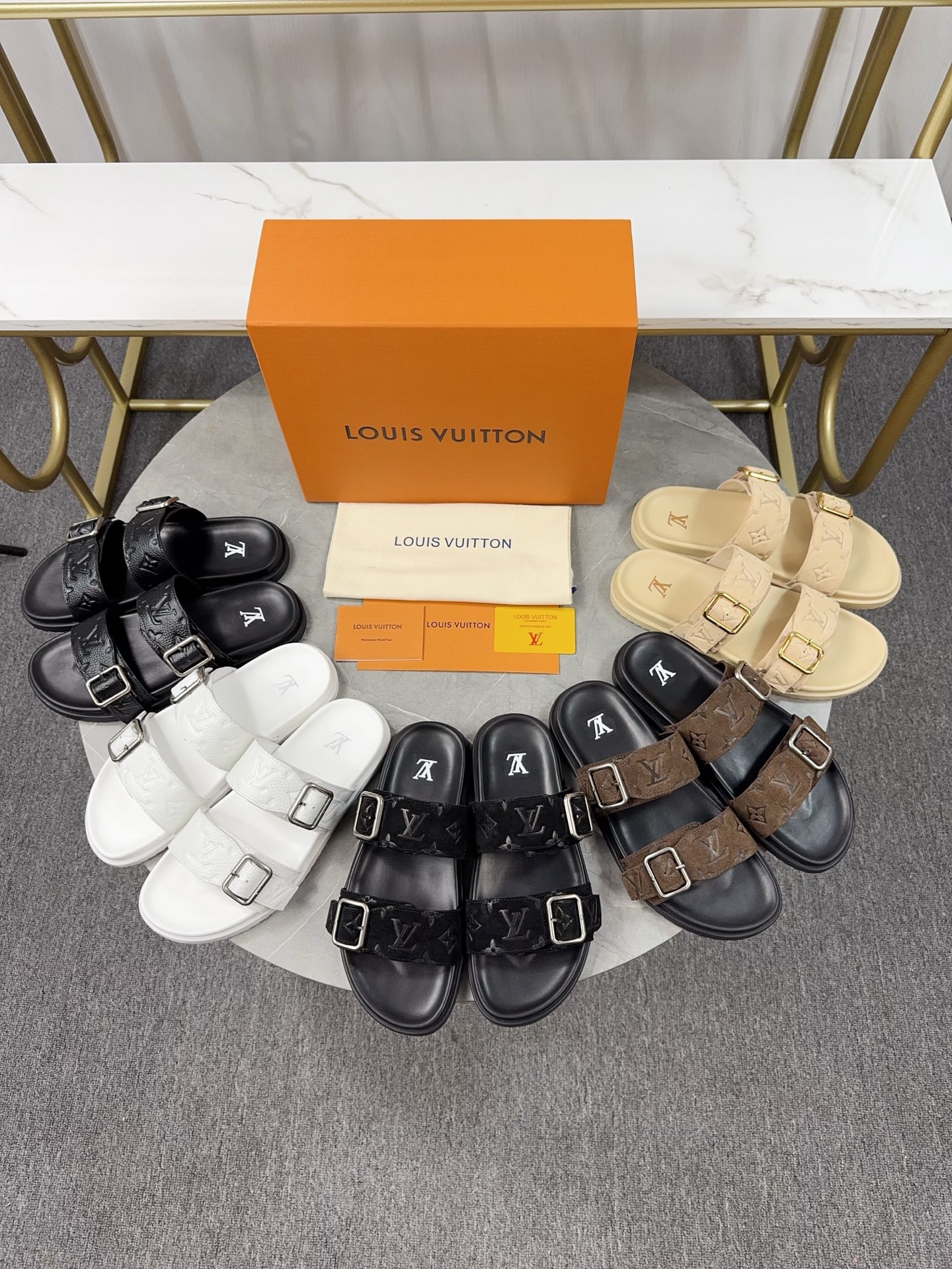 NO:721789,2025 new top version men's model LV Louis Vuitton L's Venice series thick-soled sandals. Purchased from the original version, developed and manufactured. This style of LV Venice sandals is made of grained cow leather with the iconic Monogram embossing, subtly interpreting the casual and elegant style. The adjustable shoelaces are decorated with large square buckles, padded insoles and flexible micro outsoles create a light and comfortable wearing experience. Exquisite packaging at the delivery counter. Fabric: Original imported first-layer cowhide.  The inner lining is made of original custom-made sheepskin. The sole is made of original molded non-slip foam material. The bottom thickness is 3.5CM. Size: Men's 38-47, slippers, louis vuitton, louis vuitton, louis vuitton, louis vuitton, slippers, cowhide, sheepskin198609092025新款顶级版本男款 LV 路易威登 L家 驴牌Venice系列 厚底 凉拖鞋 原版购入开发 做货 本款 LV Venice 凉拖为粒面牛皮革融入标志性 Monogram 压纹,巧妙演绎闲雅格调.可调节鞋带点缀大号方正搭扣,加衬鞋垫与柔韧微型外底营造轻盈舒适的穿着体验 配送专柜精美包装 面料:原版进口头层牛皮 内里原版定制羊皮里 鞋底原版开模防滑发泡材质 底厚3.5CM Size:男款38-47,拖鞋,louis vuitton,louis vuitton,louis vuitton,louis vuitton,slippers,cowhide,sheepskin,Women's Shoes