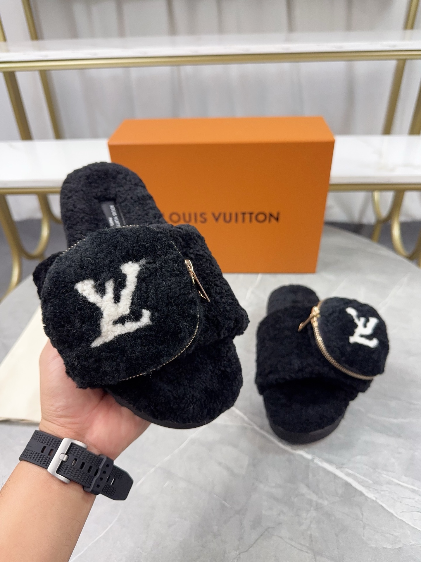 NO:577570,Louis Vuitton...Louis vuitton 2025 new wool slippers are made of fine soft wool, top quality pure fur and straight hair! Super warm feeling, wearing it feels like stepping on clouds. LV classic presbyopia decoration, exquisite and high-end! Let the value of this pair of hairy mops increase dramatically! The sole is an original molded EVA foam anti-slip outsole, which is very easy to wear and does not slip. The sole has a certain thickness and is extremely comfortable! Upper: original Australian wool Lining: Australian wool Feet: Australian wool Outsole: original foam sole Bottom height: 3.5cm Packing: original drawer box Number of yards: 35-40 (34/40/41 customization is not returnable) Color: official website synchronized color batch, furry shoes and slippers, louis vuitton, louis vuitton, louis vuitton, slippers19860909路易威登 ……Louis vuitton 2025新款羊毛拖鞋细柔软羊毛 頂级品质纯皮毛一体直毛打造！超温暖的感觉,穿上仿佛踩在云朵上LV经典老花装饰,精致高级！让这双毛拖身价陡增！鞋底是原版开模的EVA发泡防滑大底,非常好穿不打滑,而且鞋底有一定厚度,舒适度极佳！ 鞋面:原版澳洲羊毛 内里:澳洲羊毛 垫脚:澳洲羊毛 大底:原版发泡底 底高:3.5cm 包装:原版抽屉盒 码数:35-40（34/40/41定制不退换） 颜色:官网同步色批,毛毛鞋拖鞋,louis vuitton,louis vuitton,louis vuitton,slippers,Women's Shoes