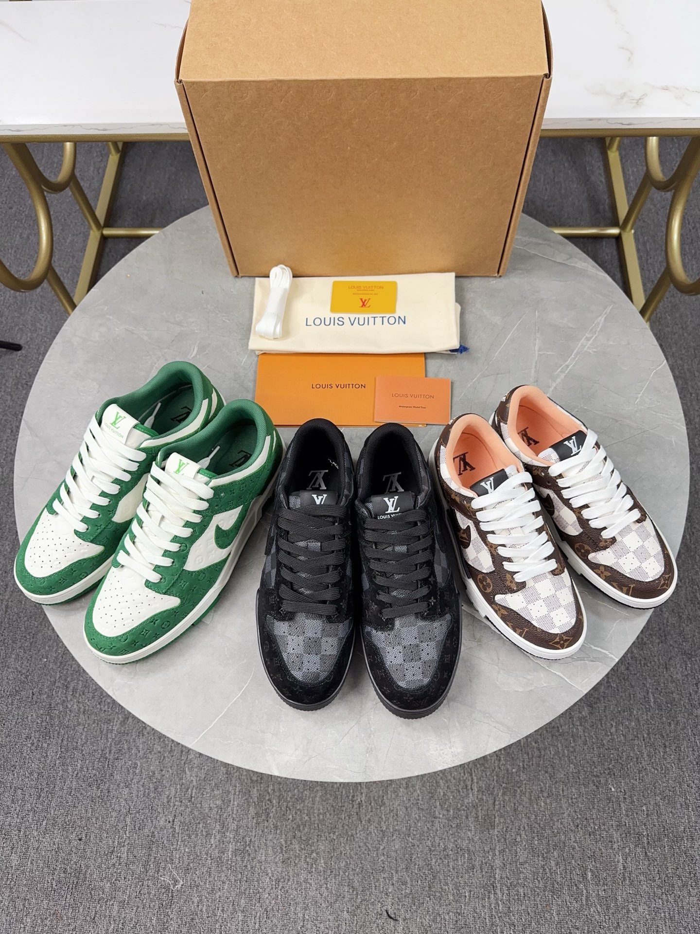 NO:558275,2025 couple's top version of LV Nike co-branded sports sneakers Air Force. This sneaker was designed by Virgil Abloh in collaboration with Nike. It is limited to 200 pairs worldwide and the price has been speculated to prices ranging from 30-50w. The body of the shoe is printed with Virgil Abloh's iconic double-quote No. 1 logo and Louis Vuitton's iconic stamp. Size Women's 35-41 (40 41 non-refundable) Men's 38-46 (45  Size 46 is non-refundable (custom-made is non-returnable and non-exchangeable),,louis vuitton,louis vuitton,sneakers198609092025情侣款顶级版本LV耐克联名运动球鞋Air Force 此款运动鞋由Virgil Abloh与耐克合作设计的,全球限量200双,价格已经炒到30-50w不等的价格. 鞋身印有Virgil Abloh标志性的双引1号标志和路易威登的标志性押印 Size女款35-41（40 41 不退换） 男款38-46码（45 46码不退换 定做不退不换）,,louis vuitton,louis vuitton,sneakers,Men's shoes