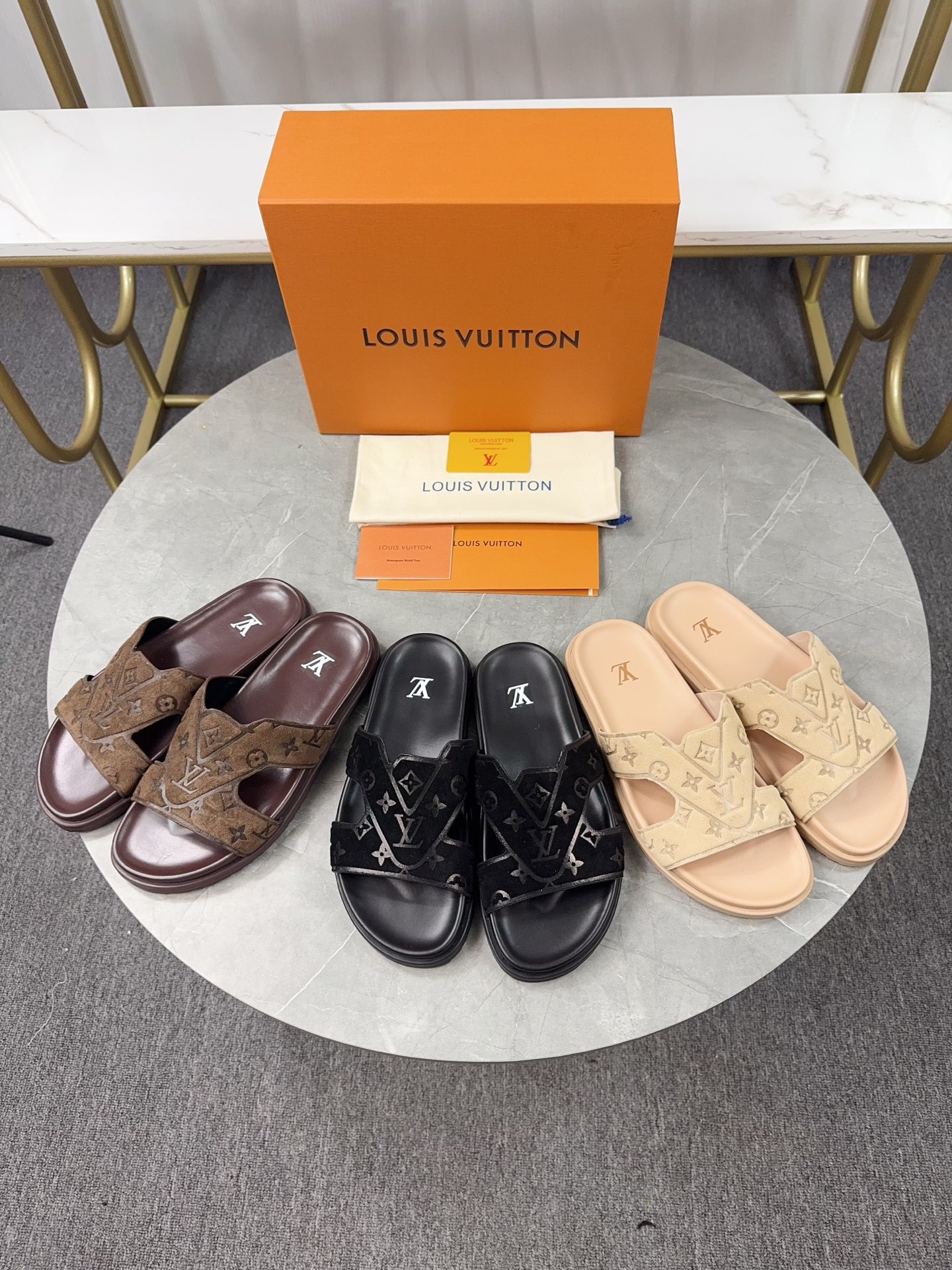 NO:721761,The new top version of men's model LV Louis Vuitton L's Venice series thick-soled sandals were originally purchased, developed and manufactured. This style of LV Venice sandals is made of grained cow leather with the iconic Monogram embossing, subtly interpreting the casual and elegant style. The adjustable shoelaces are embellished with large square buckles, padded insoles and flexible micro outsoles create a light and comfortable wearing experience. Exquisite packaging at the delivery counter. Fabric: Original imported first-layer cowhide. Original custom-made sheepskin lining.  The sole is made of original molded non-slip foam material, sole thickness 3.5CM Size: Men's 38-47, slippers, louis vuitton, louis vuitton, louis vuitton, louis vuitton, slippers, cowhide, sheepskin19860909新款顶级版本男款 LV 路易威登 L家 驴牌Venice系列 厚底 凉拖鞋 原版购入开发 做货 本款 LV Venice 凉拖为粒面牛皮革融入标志性 Monogram 压纹,巧妙演绎闲雅格调.可调节鞋带点缀大号方正搭扣,加衬鞋垫与柔韧微型外底营造轻盈舒适的穿着体验 配送专柜精美包装 面料:原版进口头层牛皮 内里原版定制羊皮里 鞋底原版开模防滑发泡材质 底厚3.5CM Size:男款38-47,拖鞋,louis vuitton,louis vuitton,louis vuitton,louis vuitton,slippers,cowhide,sheepskin,Women's Shoes