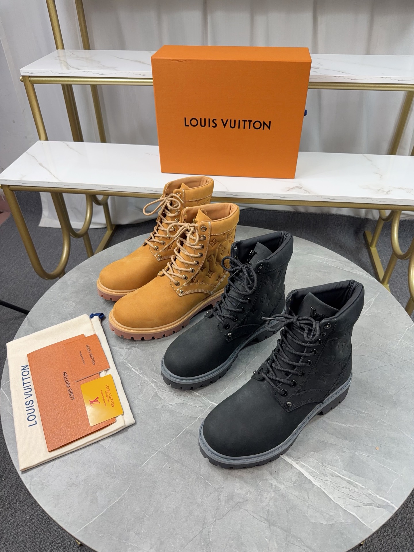 NO:558268,2025 top version couple style LV presbyopia embossed rhubarb boots ankle boots embossed waterproof nubuck cowhide boots, relying on the brand's exquisite craftsmanship to carefully reshape the classic T 6-inch boot shape in Italy to create an American style autumn and winter men's and women's wear show. The original laces and outsole are exquisite details, the leather label expresses the cooperation logo. The delivery counter is exquisitely packaged. Fabric: Original custom imported first-layer cowhide Inner: Original custom leather lining/mesh lining Outsole:  Original molded non-slip rubber material Bottom thickness: 3.5CM Size: Women's 35-40 Men's 39-46, Louis Vuitton, boots, cowhide198609092025顶级版本情侣款LV 老花 压花 大黄靴 及踝靴 压纹防水正绒面牛皮靴,依托品牌精湛匠艺于意大利悉心重塑经典 T 6 英寸靴型打造的 美式风格秋冬男女装秀.原版鞋带和外底点睛考究细节,皮革标签抒写合作标识 配送专柜精美包装 面料: 原版定制进口头层牛皮 内里: 原版定制皮里/网里 大底: 原版开模防滑橡胶材质 底厚: 3.5CM Size: 女款35-40 男款39-46,,louis vuitton,boots,cowhide,Men's shoes