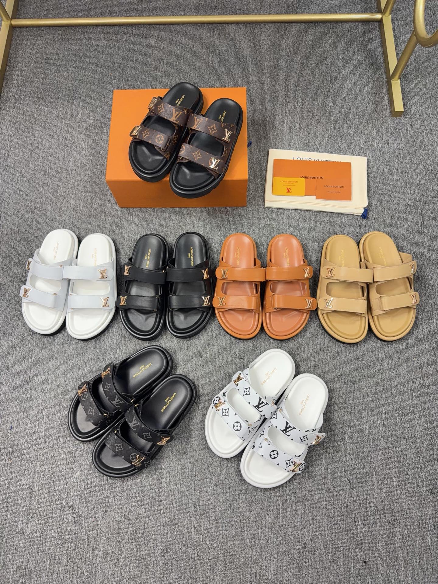 NO:645892,LV | Louis Vuitton 2025 spring and summer new models. The top version is the same as the original version. The counter focuses on the latest straw slippers. Hard goods are new. Purchasing level!  Full of high-end feel!  A popular model among bloggers at home and abroad, it is retro, fashionable and looks great on your feet!  The official website's main recommendation★ ━━━━━t ━━━━━ Original custom-made cowhide fabric for the upper, cowhide lining, outsole, high-end rubber outsole Shoe size: 35-46 (46-45 customization is not returnable) batch, slippers, louis vuitton, louis vuitton, slippers, espadrilles, cowhide19860909LV | 路易威登  2025春夏新款 顶级版本原版一致 专柜主打最新款 草编拖鞋 硬货上新 代购级别！高级感十足！国内外博主刷爆的一款,复古又时髦上脚美炸了！官网主推款★ ━━━━━ t ━━━━━ 鞋面原版订制牛皮面料 内里牛里 大底橡胶高端大底 鞋码: 35-46（46-45定制不退换）批,拖鞋,louis vuitton,louis vuitton,slippers,espadrilles,cowhide,Women's Shoes