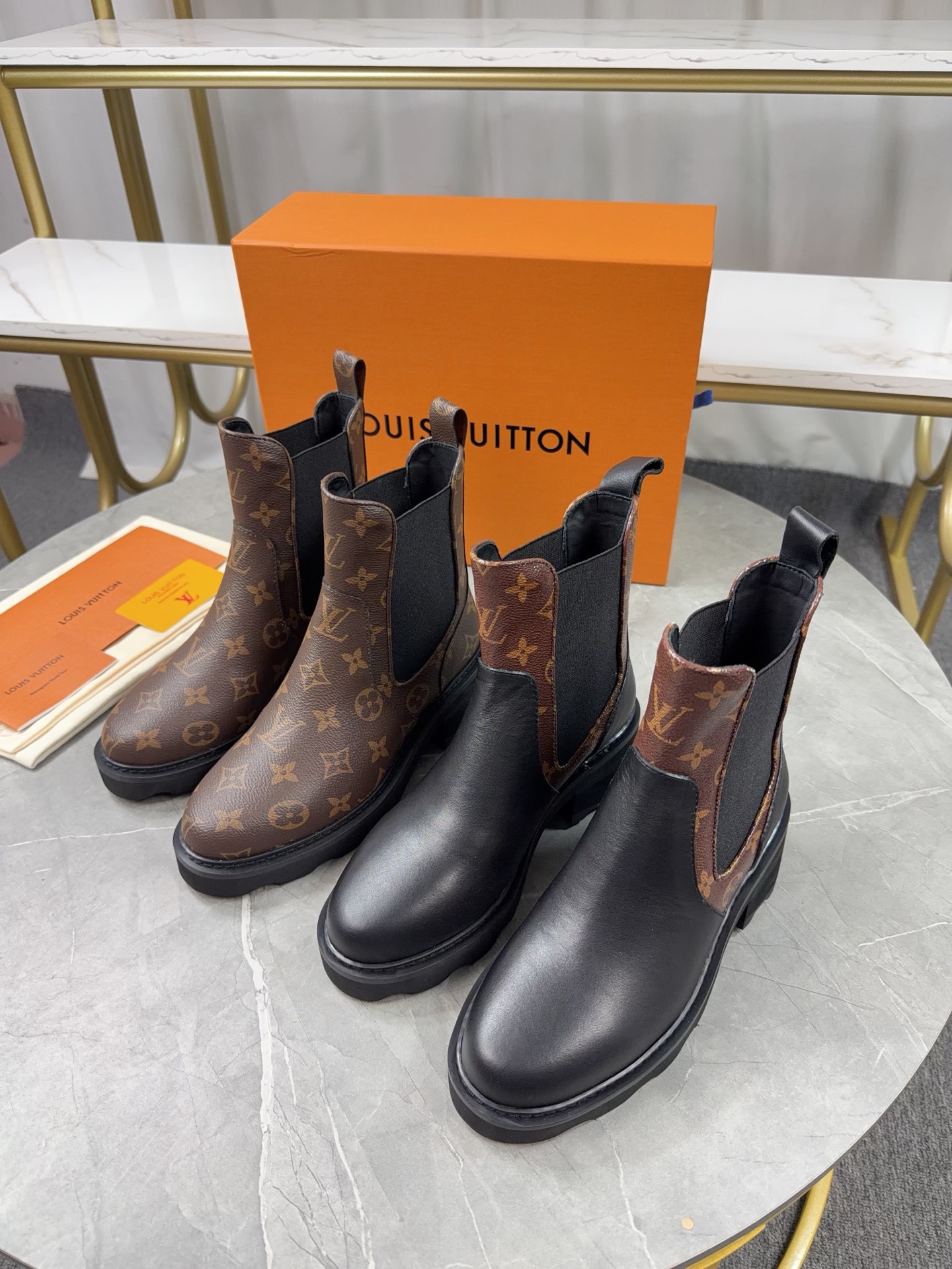 NO:645880,Louis. Vuitton counter's main model is a hit in the Paris Fashion Week catwalk series. It is made of pure 1:1 gold rivets and the logo that can be rotated. Every feature is fascinating. Celebrities and celebrities can't put it down. Owning it will make you look noble, enjoy the ultimate luxury, British style and beautiful feet, and the upper feet will be particularly comfortable. Leather material: calfskin imported from Italy. Lining leather: mixed goat sheepskin. Outsole: original environmentally friendly rubber outsole.  Size: 35-71, slippers, louis vuitton, slippers, cowhide, sheepskin19860909Louis. Vuitton 专柜主打款巴黎时装周走秀系列爆款,纯正1:1打造金色铆钉、可以度旋转的Logo每个特点都让人着迷,明星大咖对她更是爱不释手,拥有她让你尽显高贵、尊享极至奢华、英伦风秀美脚、上脚特别舒适. 皮料:意大利进口小牛皮 里皮:混种山羊羊皮 大底:原版环保橡胶大底 码数:35-71,拖鞋,louis vuitton,slippers,cowhide,sheepskin,Women's Shoes