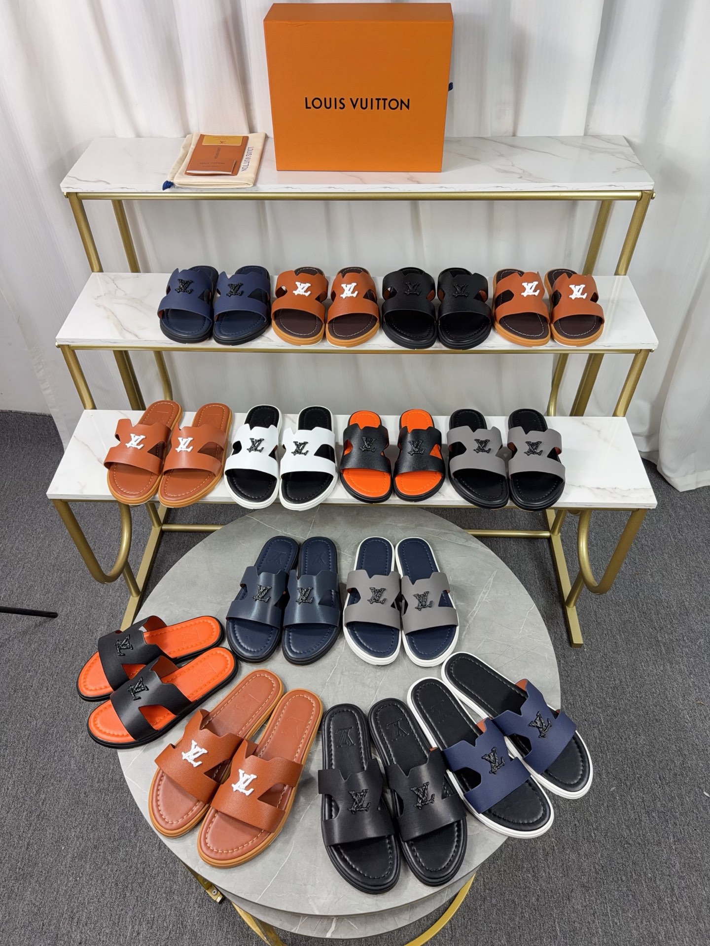 NO:649087,2026 LV official website latest counter synchronized new slippers. Original Lvjia originals are flown back to genuine products to open molds to perfectly create the highest quality. Sincerely offer, you can enter and exit the counter at will. The upper is made of original customized leather and classic hardware buckles. Multiple colors are available. Imported leather foot lining, the latest original TPU outsole, code number: 38-47. All photos taken in kind, slippers, louis vuitton, louis vuitton, louis vuitton, slippers198609092026LV官网最新专柜同步新款拖鞋 驴家原版飞回正品开模完美打造最高品质 诚意巨献,可随意进出专柜鞋面采用原版定制皮料经典五金扣 多色可选.进口皮垫脚内里,最新原版TPU大底,码数:38-47.全部实物拍摄,拖鞋,louis vuitton,louis vuitton,louis vuitton,slippers,Women's Shoes