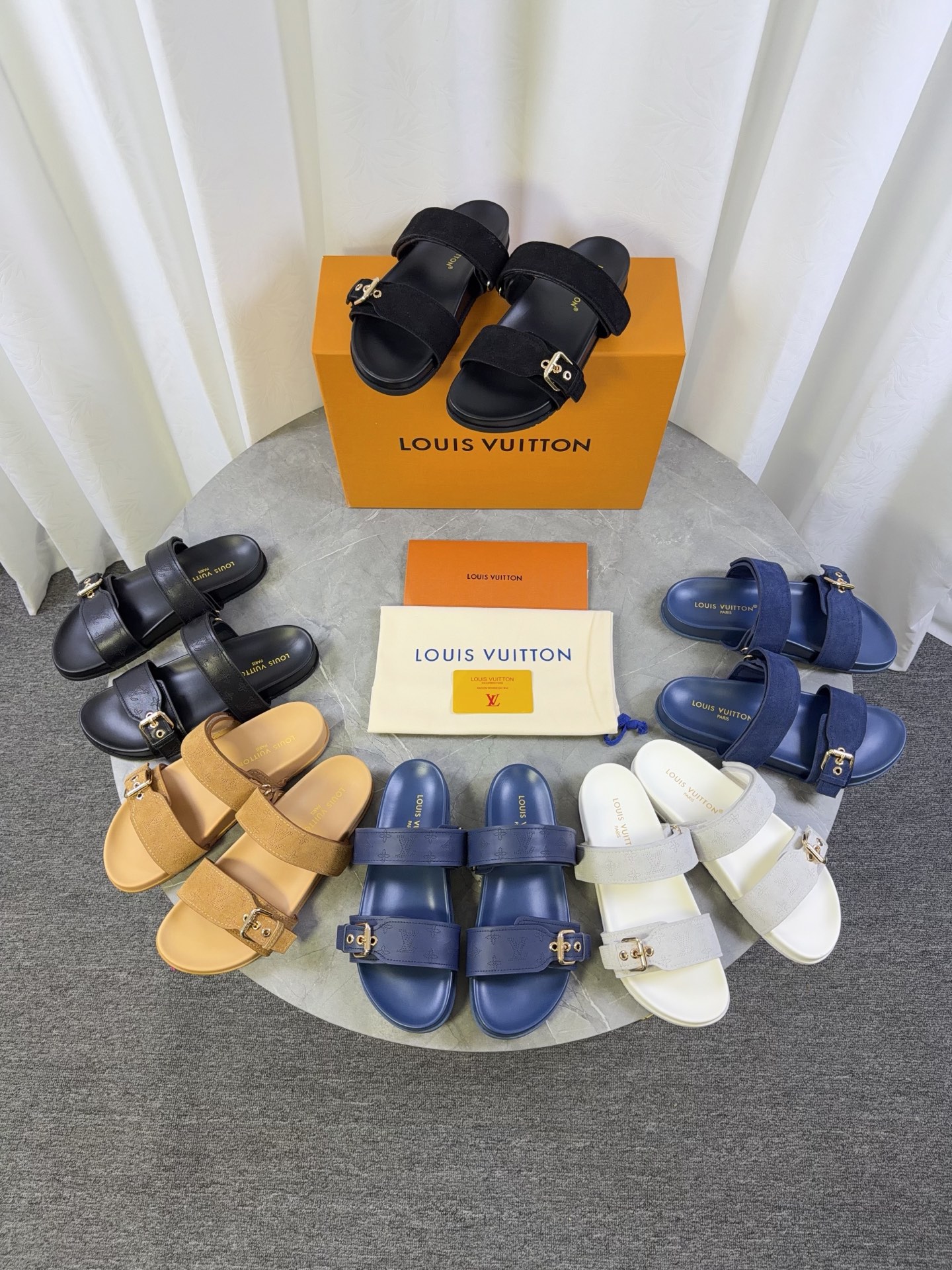 NO:721778,LV | Louis Vuitton 2026 spring and summer new models. The top version is the same as the original version. The counter focuses on the latest straw slippers. Hard goods are new. Purchasing level!  Full of high-end feel!  A popular model among bloggers at home and abroad, it is retro, fashionable and looks great on your feet!  The official website's main recommendation★ ━━━━━t ━━━━━ Original custom-made cowhide fabric for the upper, cowhide lining, outsole, high-end rubber outsole Shoe size: 35-46 (46-45 customization is not returnable) batch, slippers, louis vuitton, louis vuitton, slippers, espadrilles, cowhide19860909LV | 路易威登  2026春夏新款 顶级版本原版一致 专柜主打最新款 草编拖鞋 硬货上新 代购级别！高级感十足！国内外博主刷爆的一款,复古又时髦上脚美炸了！官网主推款★ ━━━━━ t ━━━━━ 鞋面原版订制牛皮面料 内里牛里 大底橡胶高端大底 鞋码: 35-46（46-45定制不退换）批,拖鞋,louis vuitton,louis vuitton,slippers,espadrilles,cowhide,Women's Shoes