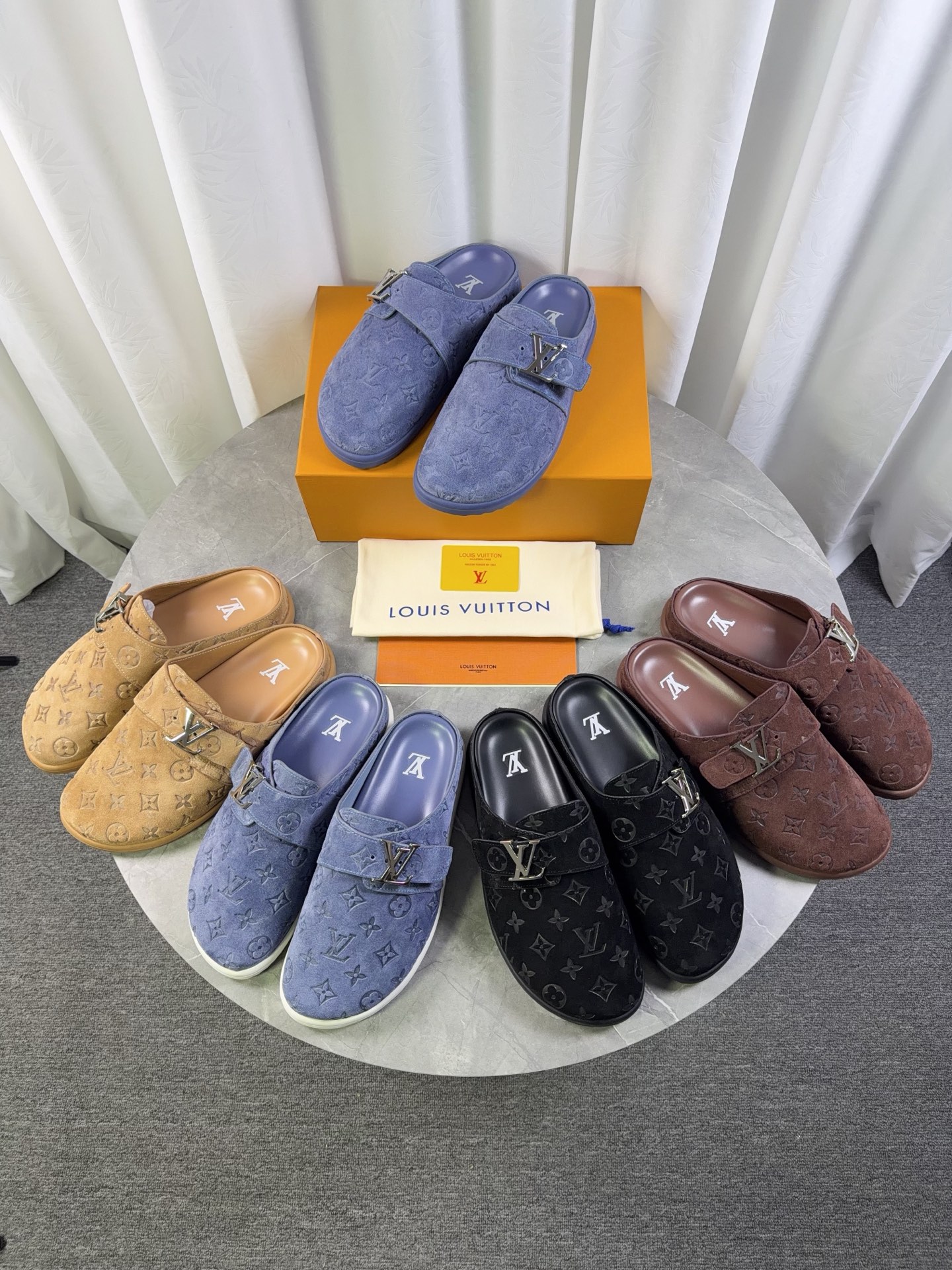 NO:730576,Series slippers, half-packed slippers louisvuitt…on fw.new arrival~ L…v aspen water platform slippers L’s 2026 spring and summer new Birkenstock slippers Classic monogram outsole foam material, thickened sole platform, perfect comfort, perfect heightening effect, inner sheepskin size 38-46 (45 46 non-returnable),, louis vuitton, louis vuitton, slippers, sheepskin19860909系列款拖鞋 半包拖 louisvuitt…on fw.new arrival～ L…v aspen 水台拖鞋 L家2026春夏勃肯毛拖鞋新品 经典monogram 大底发泡材质,加厚底台舒适度满分 增高效果满分 内里羊皮 size 38-46（45 46不退换）,,louis vuitton,louis vuitton,slippers,sheepskin,Men's shoes