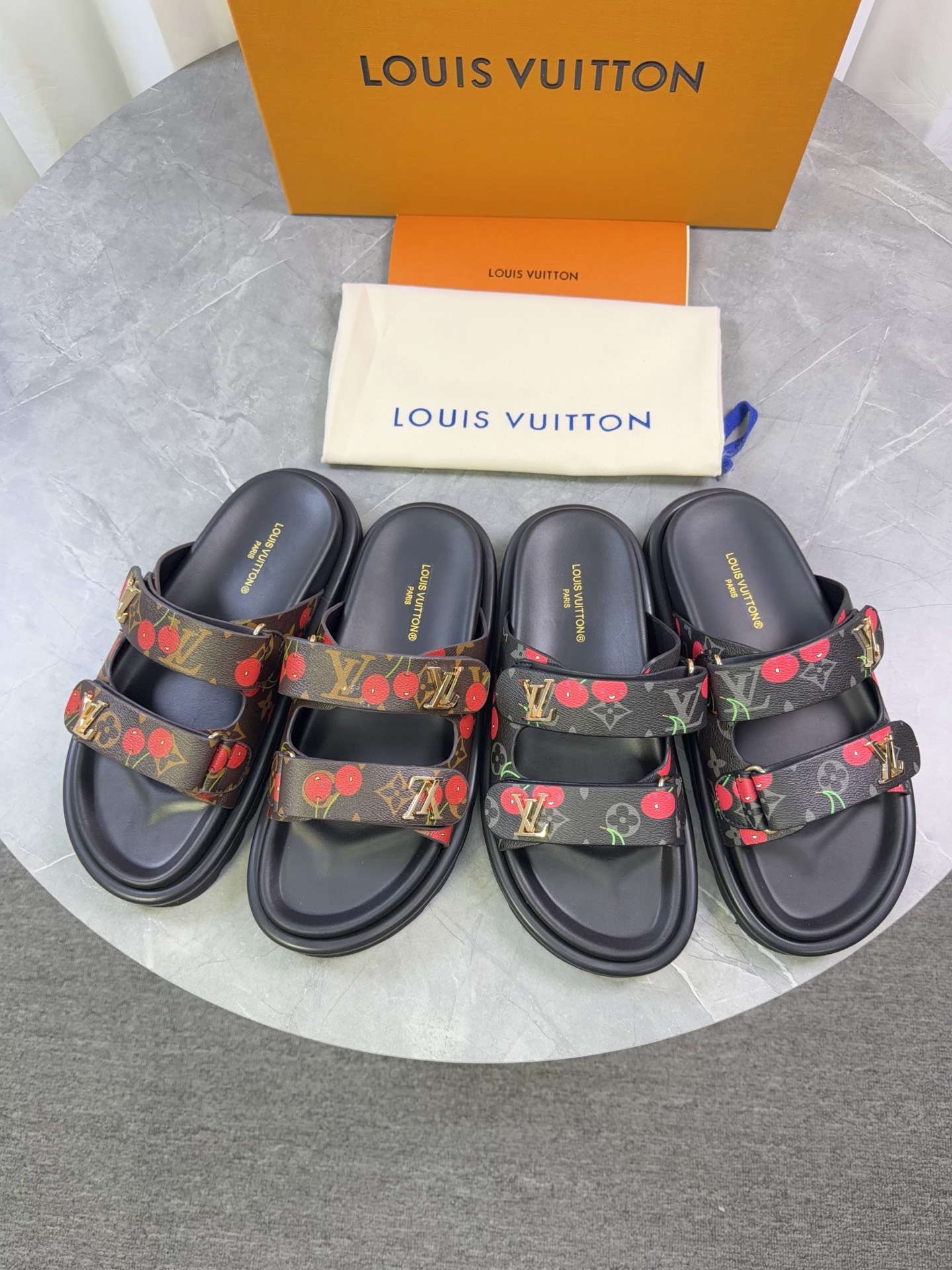NO:721788,LV | Louis Vuitton 2026 spring and summer new models. The top version is the same as the original version. The counter focuses on the latest straw slippers. Hard goods are new. Purchasing level!  Full of high-end feel!  A popular model among bloggers at home and abroad, it is retro, fashionable and looks great on your feet!  The official website's main recommendation★ ━━━━━t ━━━━━ Original custom-made cowhide fabric for the upper, cowhide lining, outsole, high-end rubber outsole Shoe size: 35-46 (46-45 customization is not returnable) batch, slippers, louis vuitton, louis vuitton, slippers, espadrilles, cowhide19860909LV | 路易威登  2026春夏新款 顶级版本原版一致 专柜主打最新款 草编拖鞋 硬货上新 代购级别！高级感十足！国内外博主刷爆的一款,复古又时髦上脚美炸了！官网主推款★ ━━━━━ t ━━━━━ 鞋面原版订制牛皮面料 内里牛里 大底橡胶高端大底 鞋码: 35-46（46-45定制不退换）批,拖鞋,louis vuitton,louis vuitton,slippers,espadrilles,cowhide,Women's Shoes