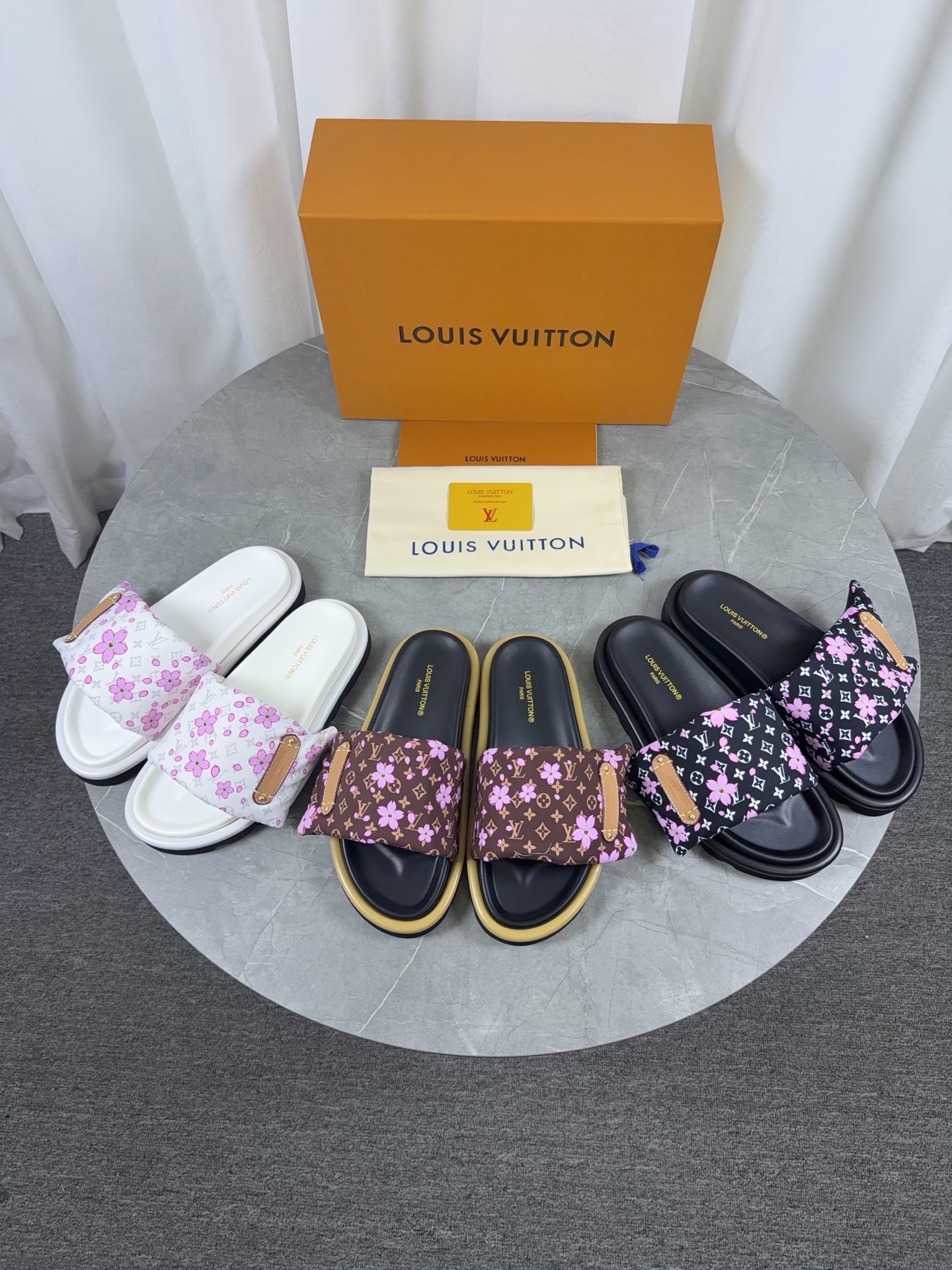 NO:782915,LV donkey brand L home 2026 hot style embossed logo embossed sandals This Pool Pillow Comfort flat sandals are made of technical fabrics and use high-frequency embossing technology to reinterpret the Monogram pattern. Soft padded uppers with adjustable Velcro, comfortable and tough insoles add harmonious colors Fabric: Original customized technical fabrics Soft sheepskin lining Original open-molded rubber foam outsole Color sky blue. Yellow. Black Size:  35-45 batch, slippers, louis vuitton, louis vuitton, louis vuitton, slippers, sheepskin19860909LV驴牌L家 2026爆款 浮雕logo 压花 凉拖鞋 本款 Pool Pillow Comfort 平底凉拖取材科技织物,以高频压印技术重绎 Monogram 图案.柔软加垫鞋面搭配可调节魔术贴,舒适韧性鞋垫再添和谐色彩 面料: 原版定制科技织物 内里柔软羊皮里 鞋底原版开模橡胶发泡大底 颜色天蓝.黄色.黑色Size: 35-45批,拖鞋,louis vuitton,louis vuitton,louis vuitton,slippers,sheepskin,Women's Shoes