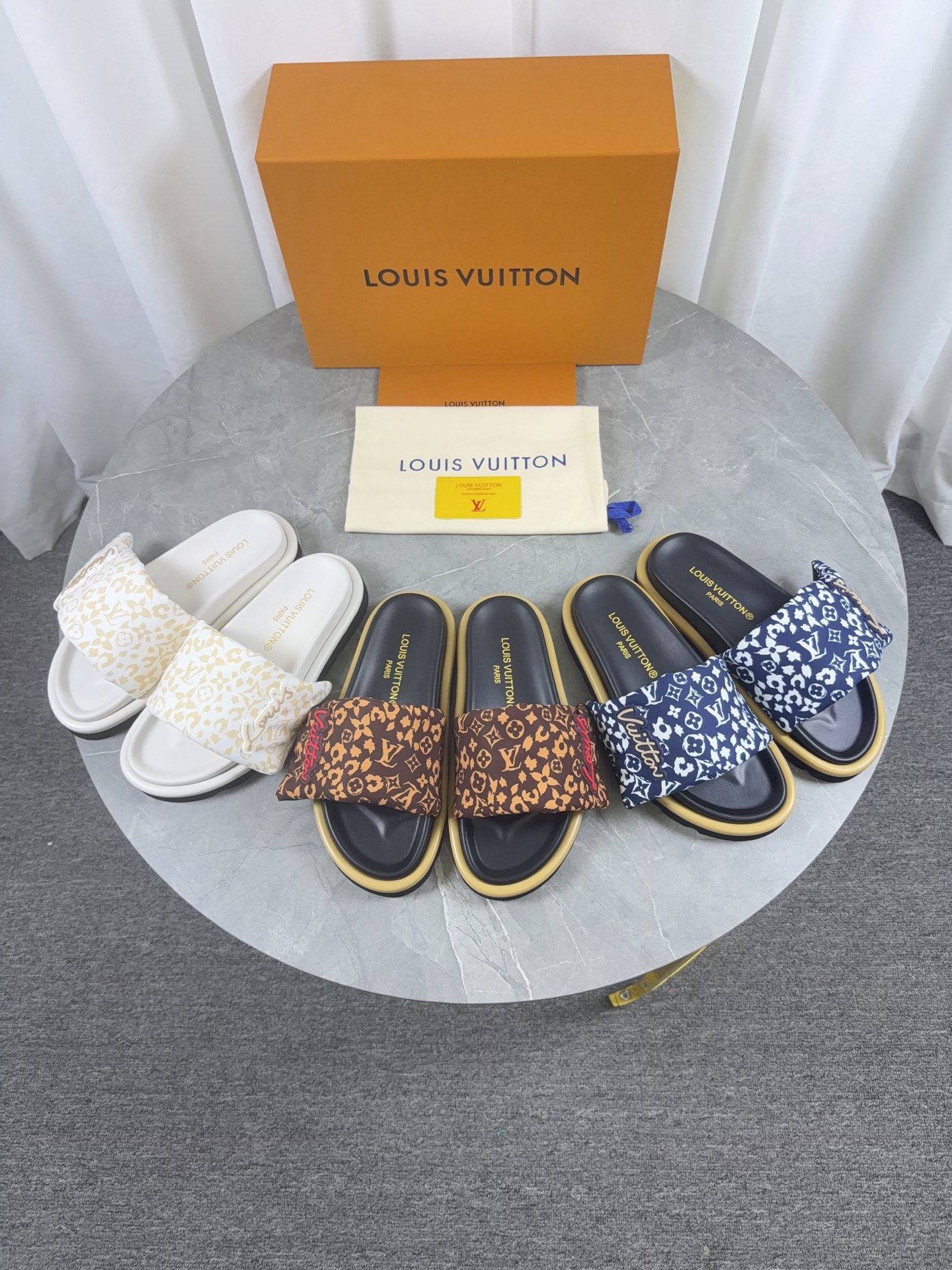 NO:782923,LV | Louis Vuitton 2026 spring and summer new models. The top version is the same as the original version. The counter focuses on the latest fairy-style slippers. Hard goods are new. Purchasing level!  Full of high-end feel!  A popular model among bloggers at home and abroad, it is retro, fashionable and looks great on your feet!  The official website's main recommendation★ ━━━━━t ━━━━━ Original custom-made cowhide fabric for the upper, sheep lining, outsole, high-end rubber foam outsole, shoe size: 35-46 (46-45 customization is not returnable) batch, slippers, louis vuitton, louis vuitton, slippers, cowhide19860909LV | 路易威登  2026春夏新款 顶级版本原版一致 专柜主打最新款 仙女风拖鞋 硬货上新 代购级别！高级感十足！国内外博主刷爆的一款,复古又时髦上脚美炸了！官网主推款★ ━━━━━ t ━━━━━ 鞋面原版订制牛皮面料 内里羊里 大底橡胶发泡高端大底 鞋码: 35-46（46-45定制不退换）批,拖鞋,louis vuitton,louis vuitton,slippers,cowhide,Women's Shoes