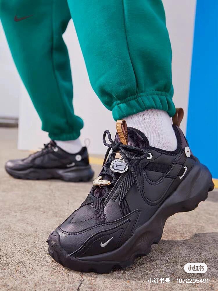 Ugly-chic chunky sneakers finished with distinctive charm accents - Comprehensive 6