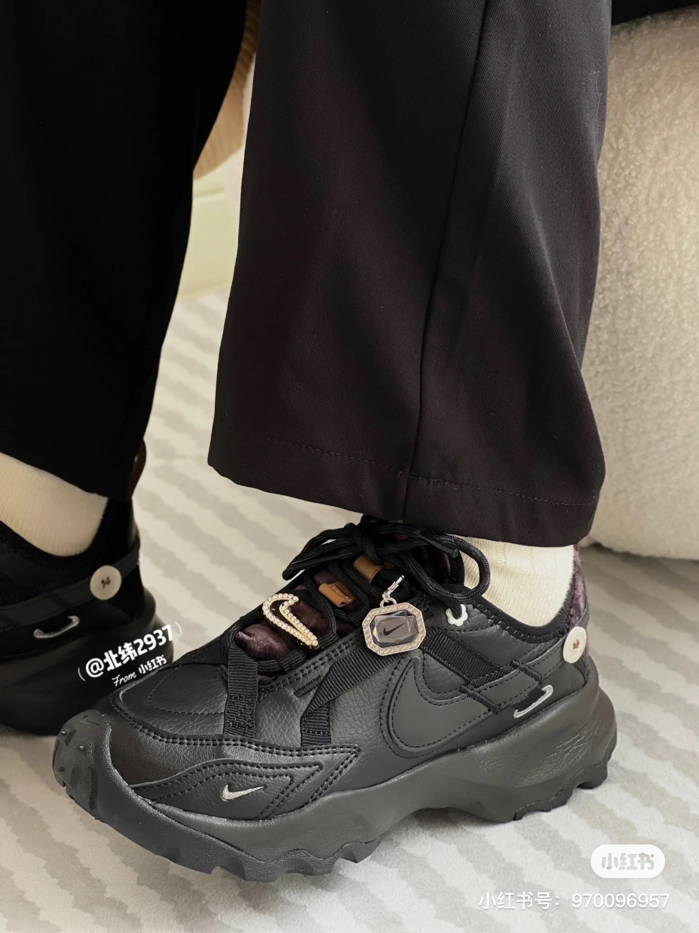 Ugly-chic chunky sneakers finished with distinctive charm accents - Comprehensive 4