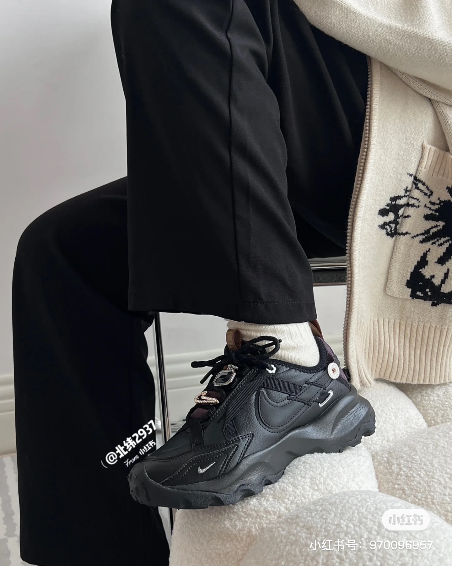 Ugly-chic chunky sneakers finished with distinctive charm accents - Comprehensive 3