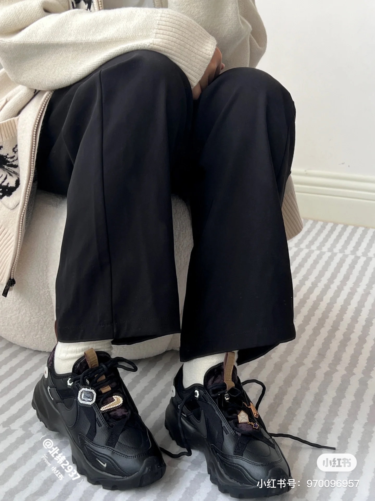 Ugly-chic chunky sneakers finished with distinctive charm accents - Comprehensive 2