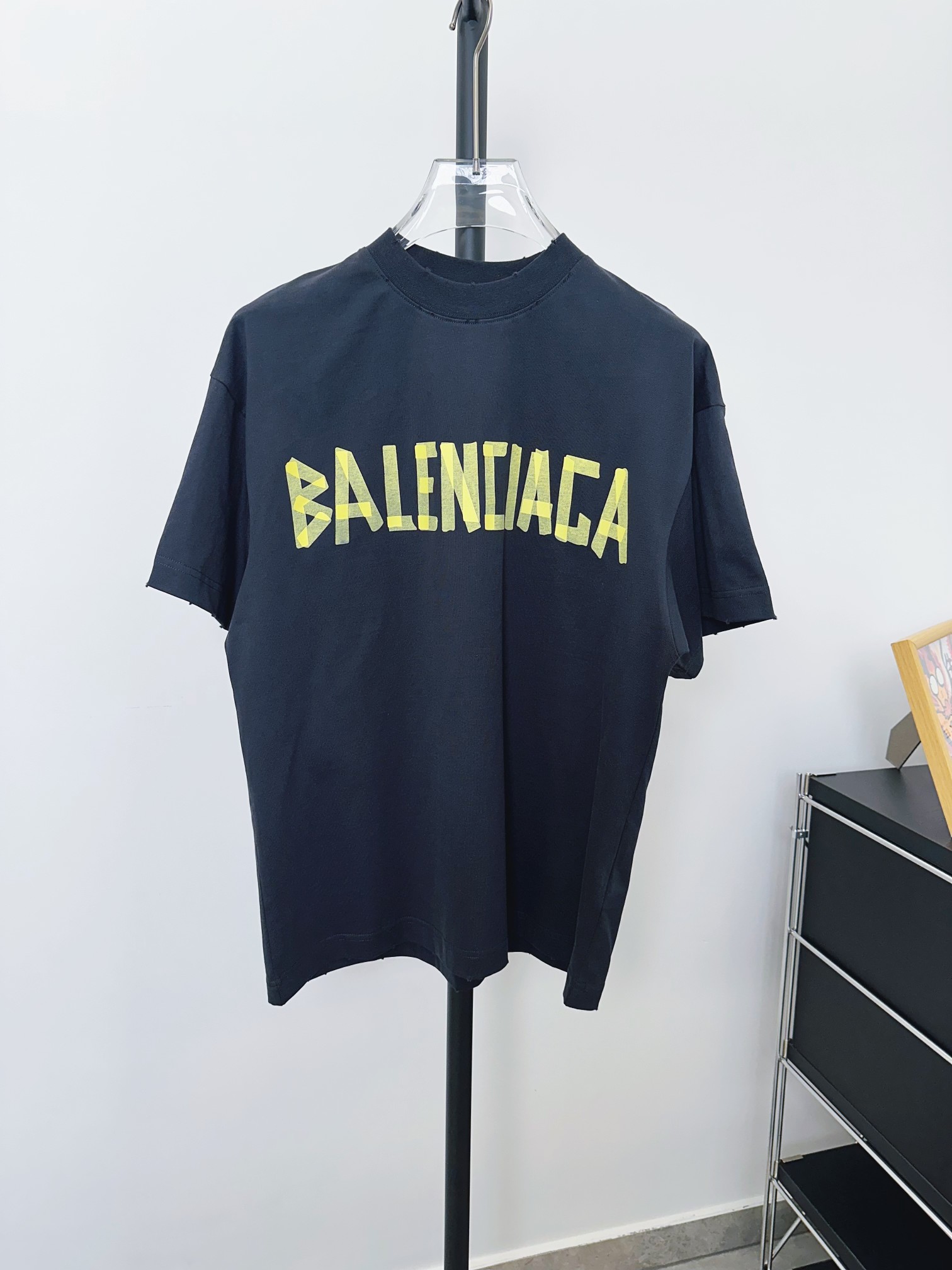 F P 款号D\n-BALENCIGA 巴黎新款黄胶带绷带印花短袖T恤 毋庸置疑又是今年的一大爆款 第一时间购入原版打版 前幅胶带字母采用进口康丽机直喷印花工艺 后背字母胶浆丝网印花工艺   成品做二次水洗磨破做旧工艺 独家对版定织定染ZBg面料 螺纹同缸定染零色差 区别市面“水洗黑”错误版本 欢迎对比 男女同款\n-Color：官网蓝\n-SIZE：Xs S M L