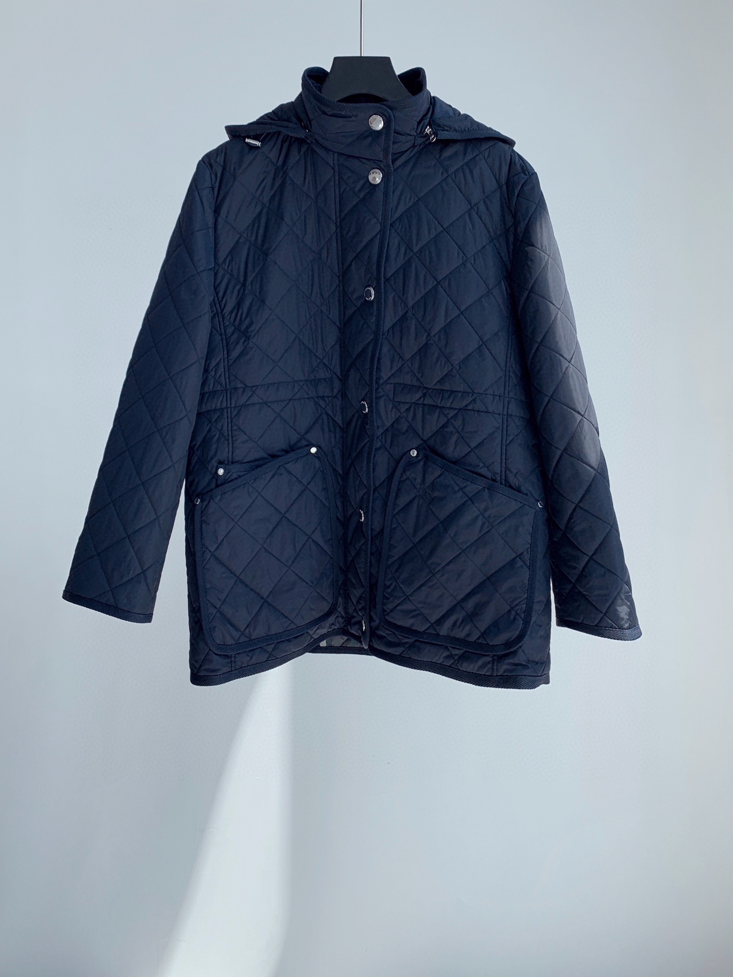 NO:487766,Giant Niu OEM order!  !  !  Not a F-goods!  Pure OEM!  !  Customers who pursue high-quality products can close their eyes and rush [Wangchai]. A cotton jacket with a top body that shows its temperament, covering its butt, the length is the most practical in winter and keeps warmer!  The large diamond quilting process, each quilt is just right and full. It is thin and will not expand and look bloated~~Fashionable and effortless!  The hat is removable!  !  ,,jackets & coats,hats,alexander wang19860909巨牛代工订单！！！ 不是什么跟单什么F货！纯代工！！ 追求高品的客户可以闭眼去冲[旺柴] 上身敲显气质的一件棉服外套,长度盖过屁股 在冬天来说最实用,保暖性更加！ 大身菱格绗缝工艺,每一格都是恰到好处的饱满 轻薄的同时,不会膨胀显臃肿~~时髦不费力！ 帽子可拆！！,,jackets & coats,hats,alexander wang,Women's clothing