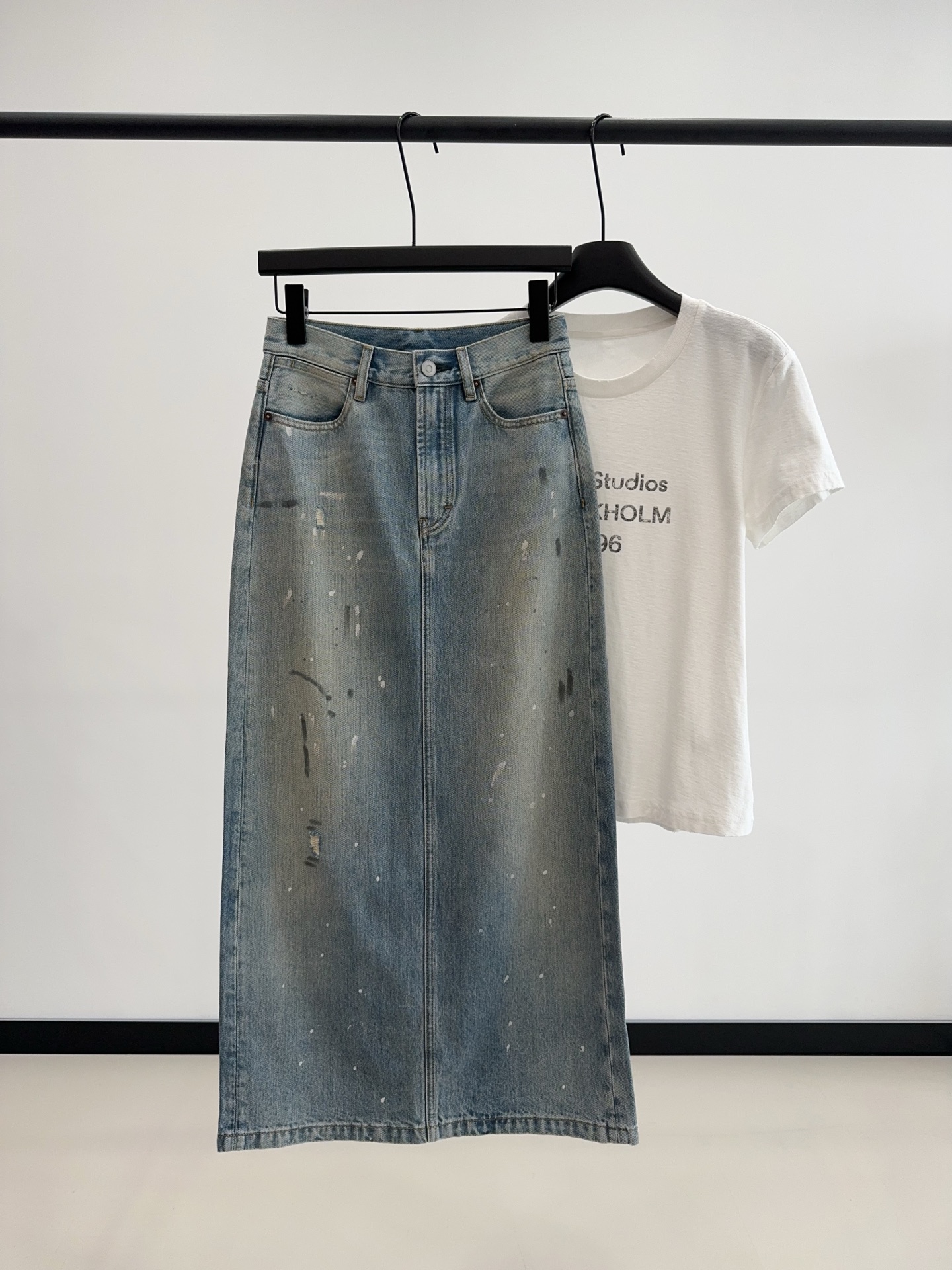 NO:431722,Imported cotton indigo dyed denim fabric from Turkey, high-quality cotton, slender and flexible fibers, with a bamboo texture on the surface, soft and dry touch, and good breathability, comfortable on the upper body. The front of the skirt is distributed with irregular dotted paint, which is street graffiti style, retro and personalized. Paired with a simple T-shirt or shirt, it can easily create a generous and simple look. The waist single buckle increases the tone of the denim skirt. The YKK zipper opening and closing of the closure is smooth and smooth, and the experience is good. Pockets are designed on both sides of the front to facilitate hand storage at any time, and it is better to wear. The hip shield patch pocket and York line combine to have the effect of visual hip lifting.  Long skirt, the skirt is just right, with a middle-slit design, which is convenient for daily walking.,,skirts,shirts,tees,t-shirt,alexander wang19860909土耳其进口棉靛蓝染色牛仔面料 优质棉花,纤维细长柔韧,通过巧妙的经纬密度配合,表面带有竹节肌理,触摸柔软又干爽,且具备良好的透气性,上身舒适. 半身裙正面分布着不规则的点漆,具有街头涂鸦风格,复古且个性. 搭配上简单的T恤或衬衫,轻松打造大方简约的造型.腰头单粒扣,增加牛仔裙调性. 门襟YKK拉链开合 拉合顺滑流畅,体验感良好. 正面两侧设计了口袋 便于随时兜手储物,实穿性更好. 臀部盾形贴袋和约克线结合 具有视觉提臀的效果. 长半裙,裙长恰到好处,后中开叉设计,便于日常大步行走.,,skirts,shirts,tees，t-shirt,alexander wang,Women's clothing