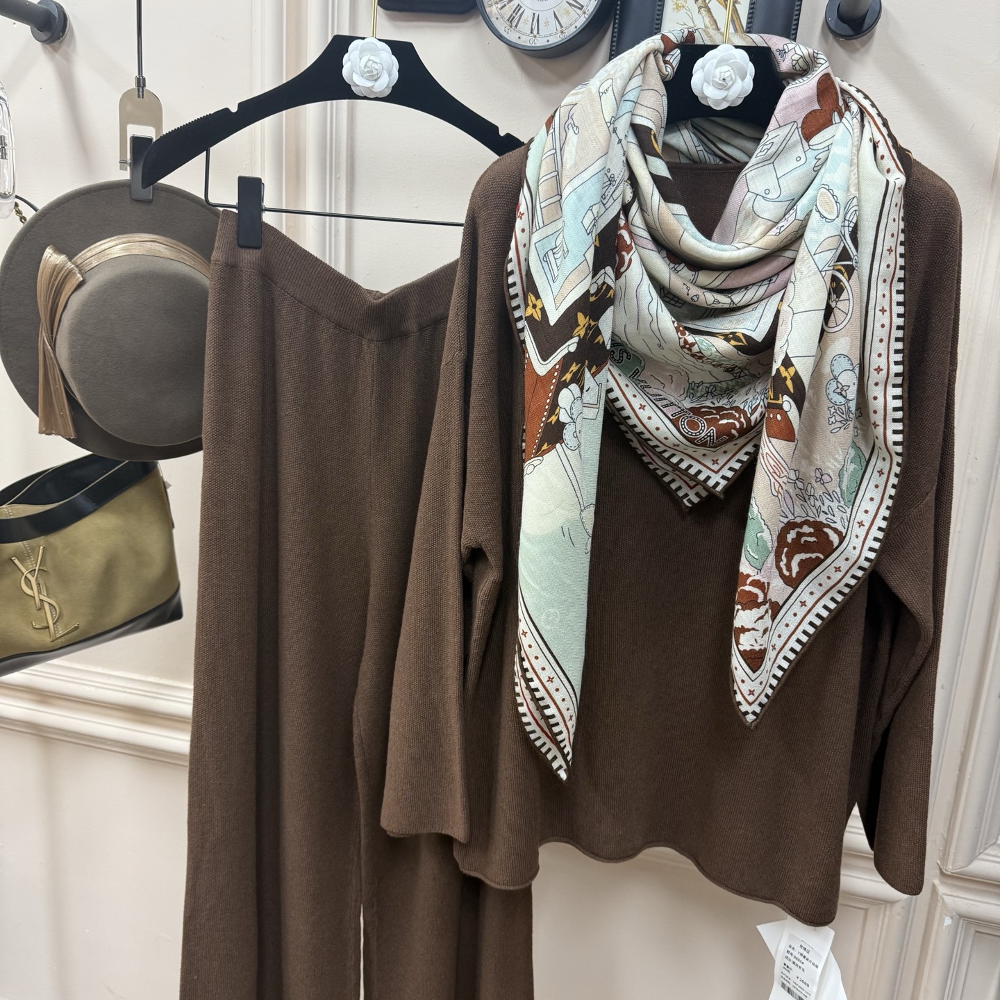 💰上新💕【有标lv】手工卷边山羊绒和真丝混纺披肩（70%山羊绒，30%桑蚕丝）。这款披肩采用经典山羊绒和