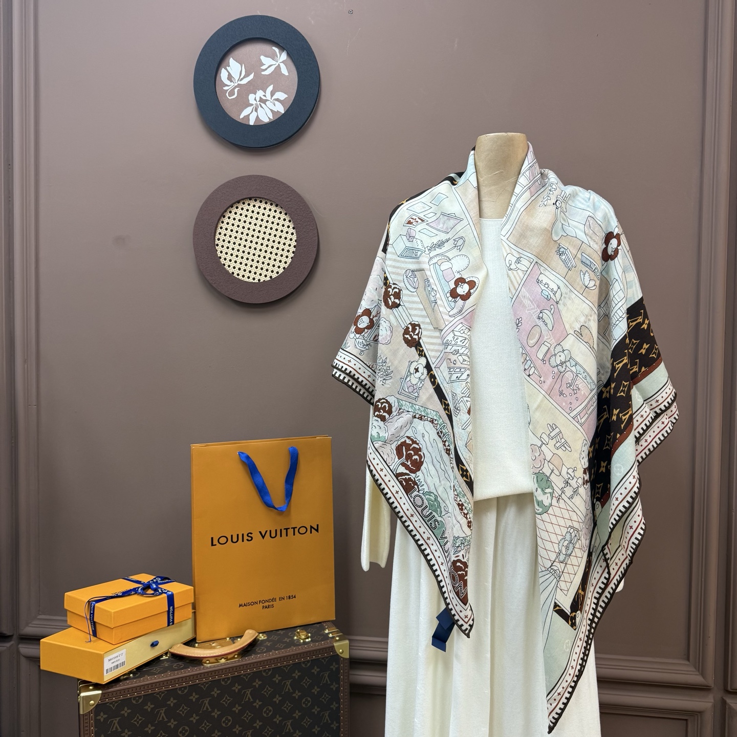 💰上新💕【有标lv】手工卷边山羊绒和真丝混纺披肩（70%山羊绒，30%桑蚕丝）。这款披肩采用经典山羊绒和