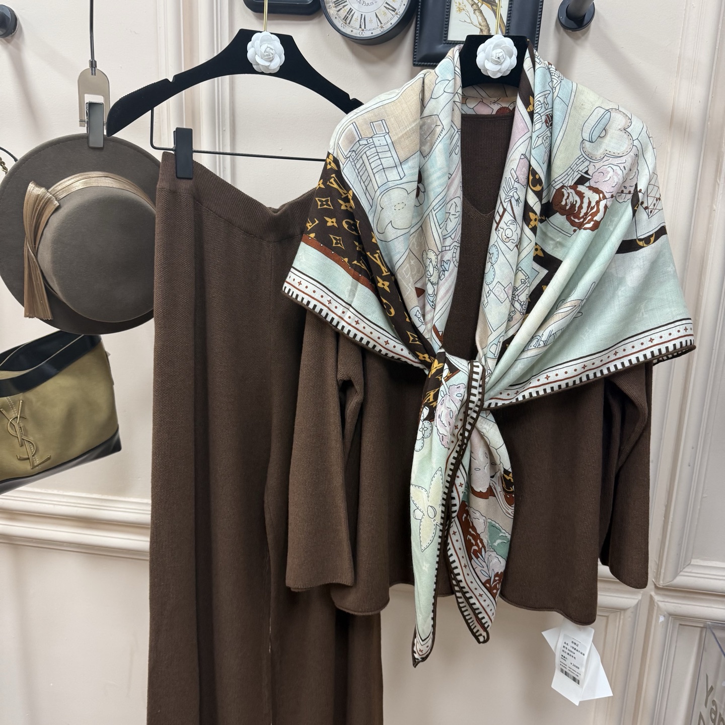 💰上新💕【有标lv】手工卷边山羊绒和真丝混纺披肩（70%山羊绒，30%桑蚕丝）。这款披肩采用经典山羊绒和