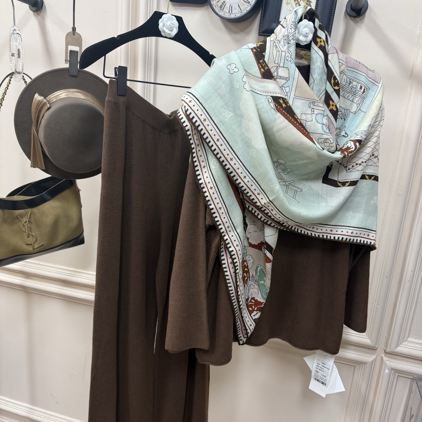 💰上新💕【有标lv】手工卷边山羊绒和真丝混纺披肩（70%山羊绒，30%桑蚕丝）。这款披肩采用经典山羊绒和