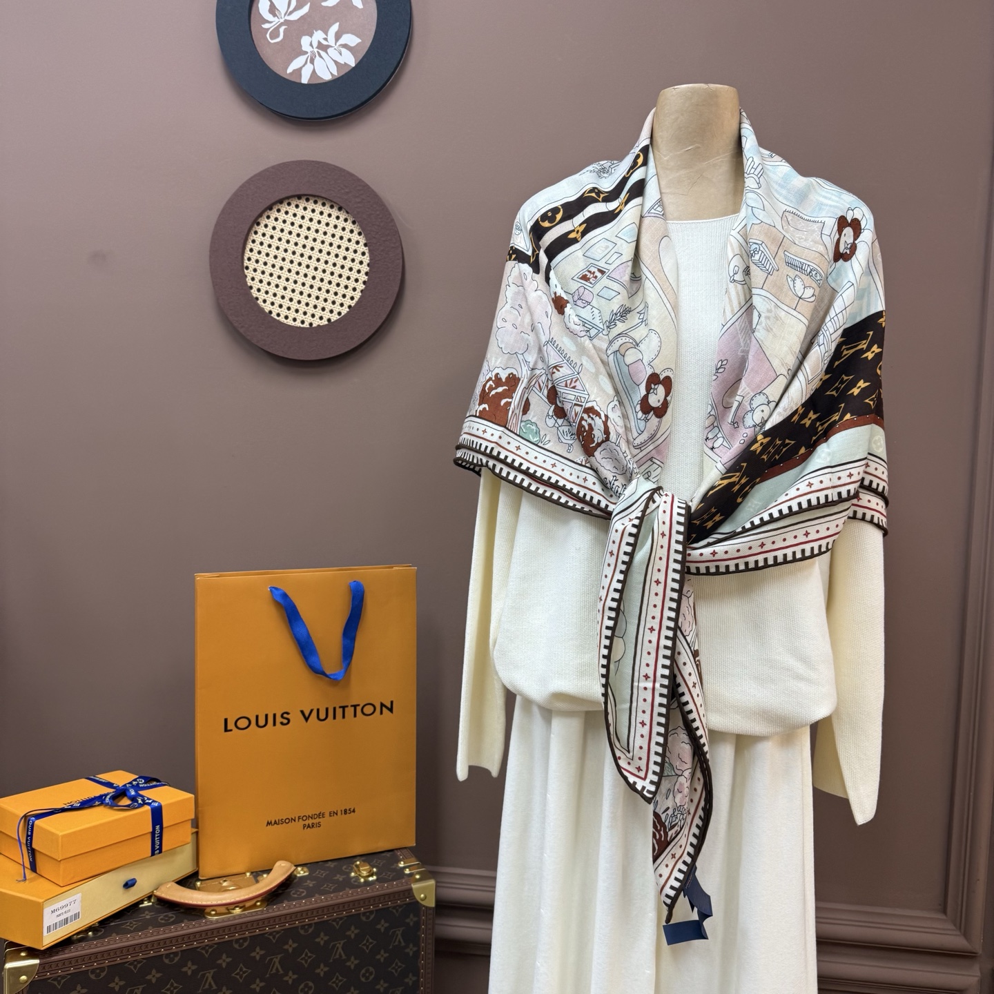 💰上新💕【有标lv】手工卷边山羊绒和真丝混纺披肩（70%山羊绒，30%桑蚕丝）。这款披肩采用经典山羊绒和