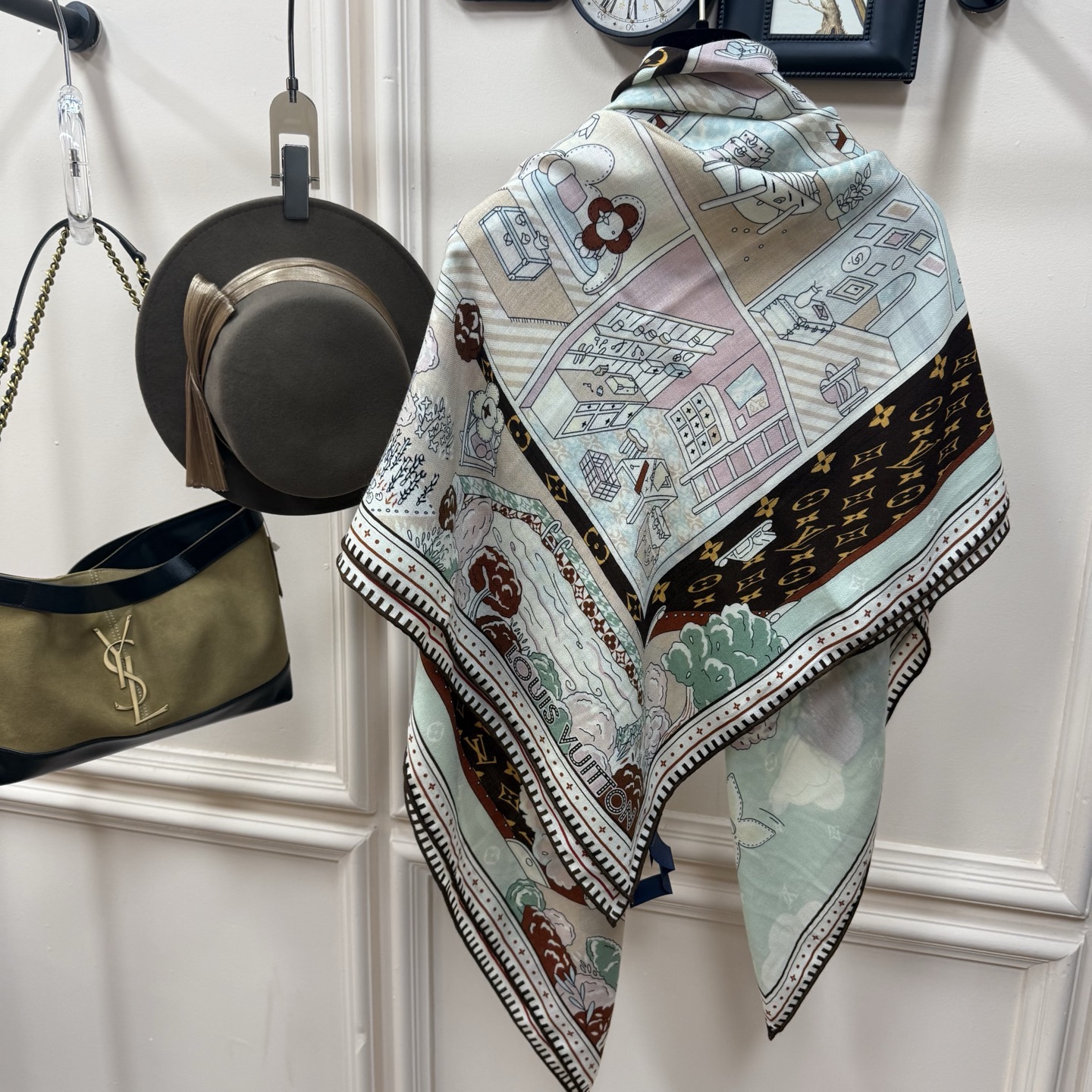 💰上新💕【有标lv】手工卷边山羊绒和真丝混纺披肩（70%山羊绒，30%桑蚕丝）。这款披肩采用经典山羊绒和