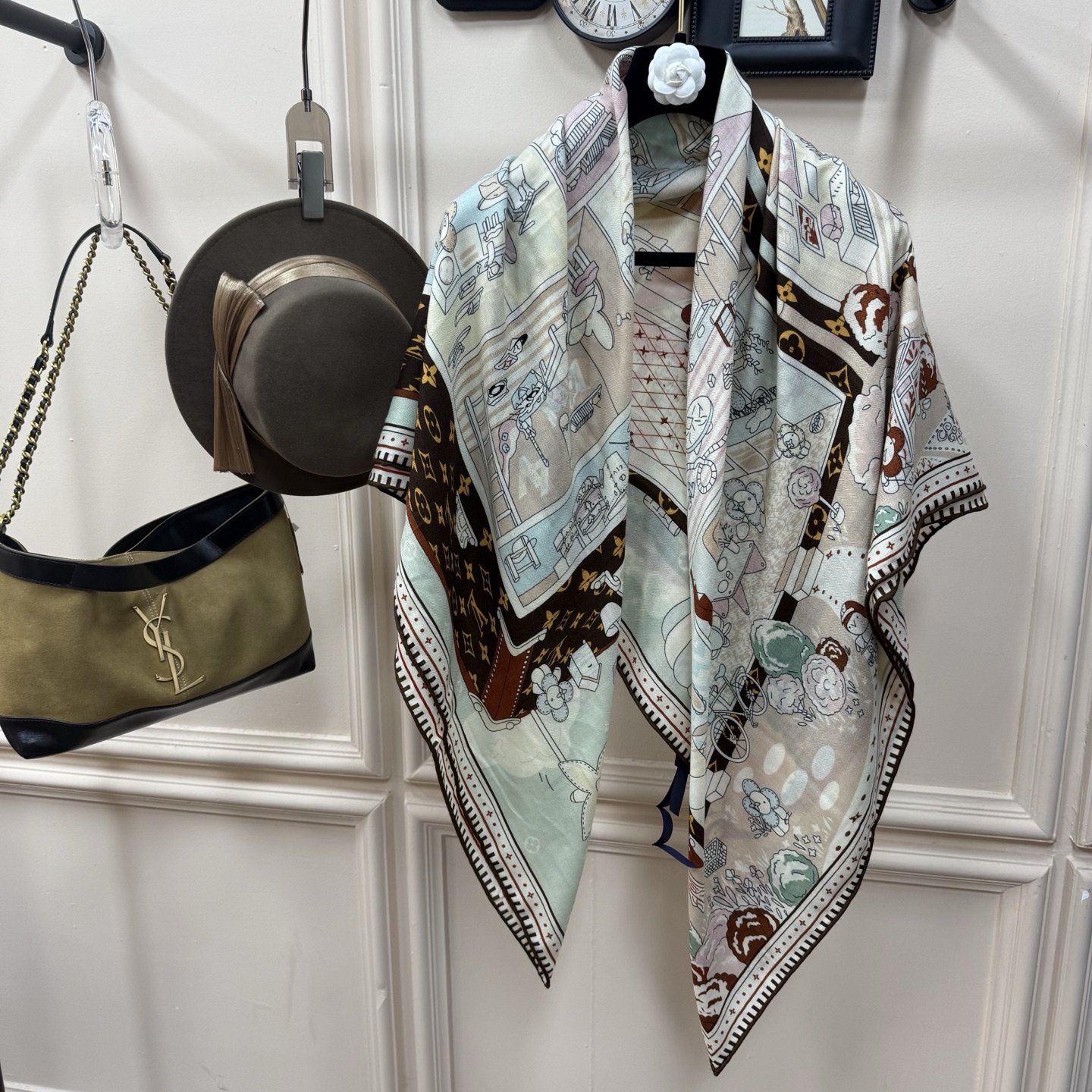 💰上新💕【有标lv】手工卷边山羊绒和真丝混纺披肩（70%山羊绒，30%桑蚕丝）。这款披肩采用经典山羊绒和