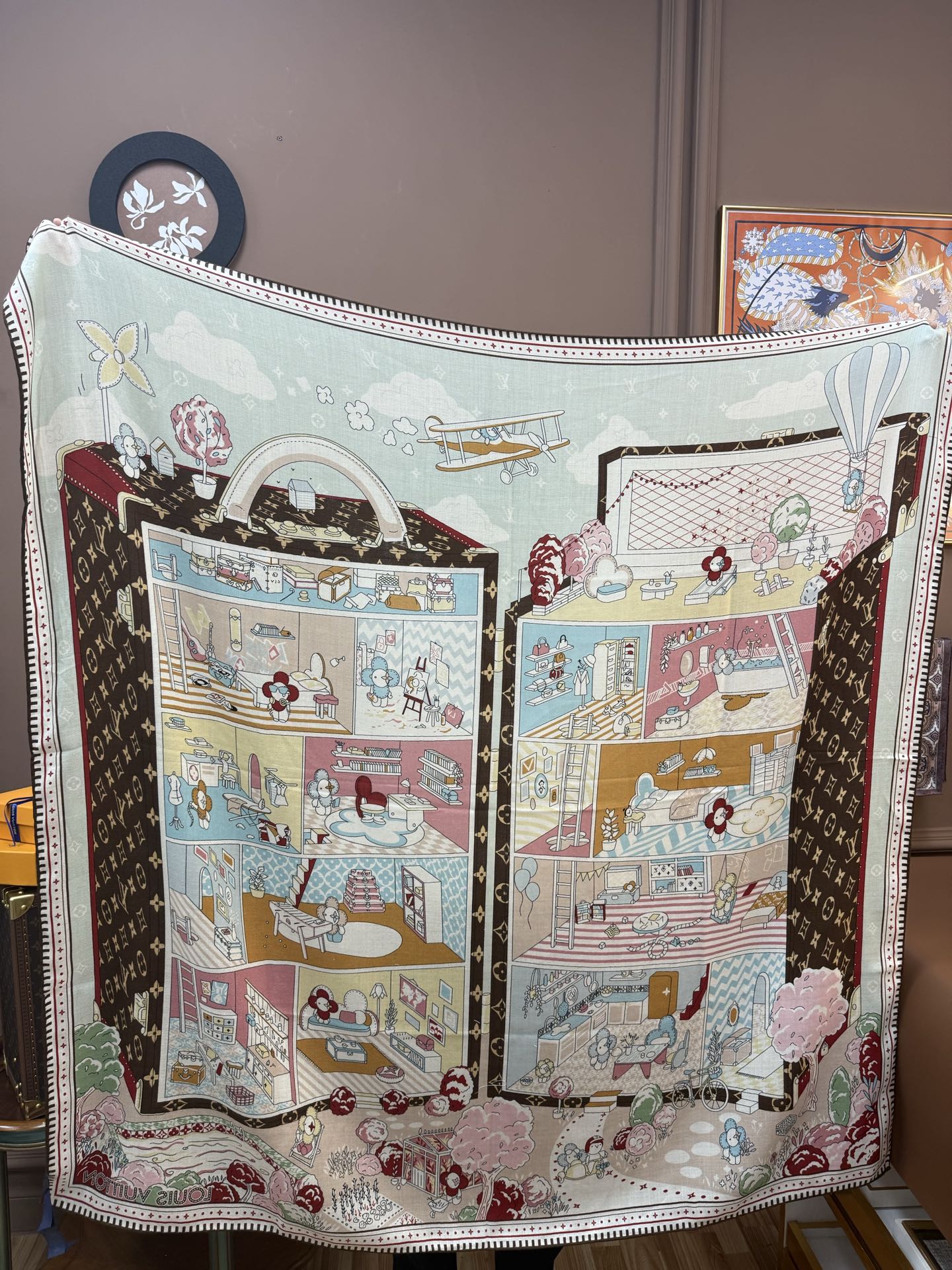 💰上新💕【有标lv】手工卷边山羊绒和真丝混纺披肩（70%山羊绒，30%桑蚕丝）。这款披肩采用经典山羊绒和