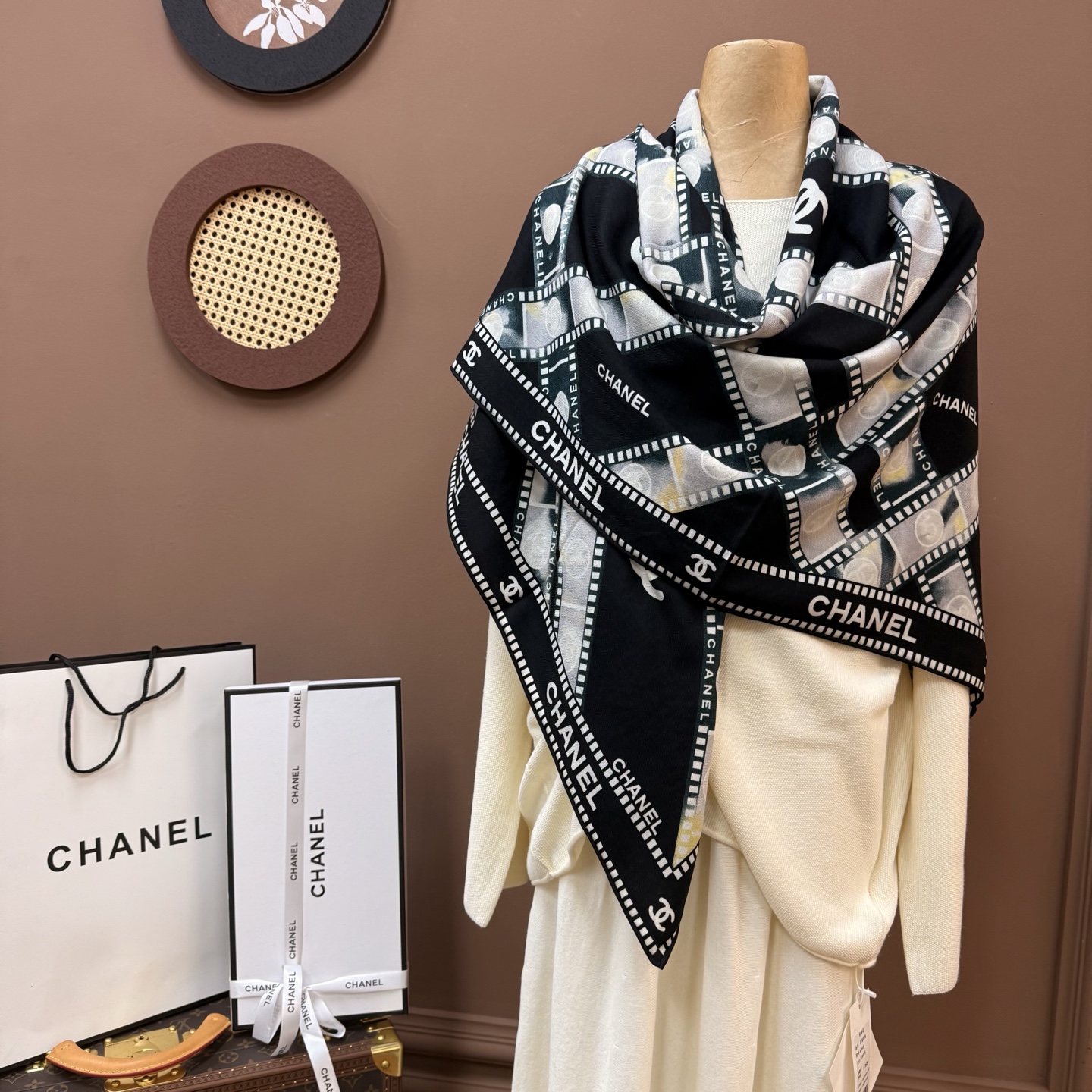 💰Chanel ~25秋冬新品～【双C字母】【140双面丝毛披肩】手工卷边丝毛方巾（30%桑蚕丝70%羊