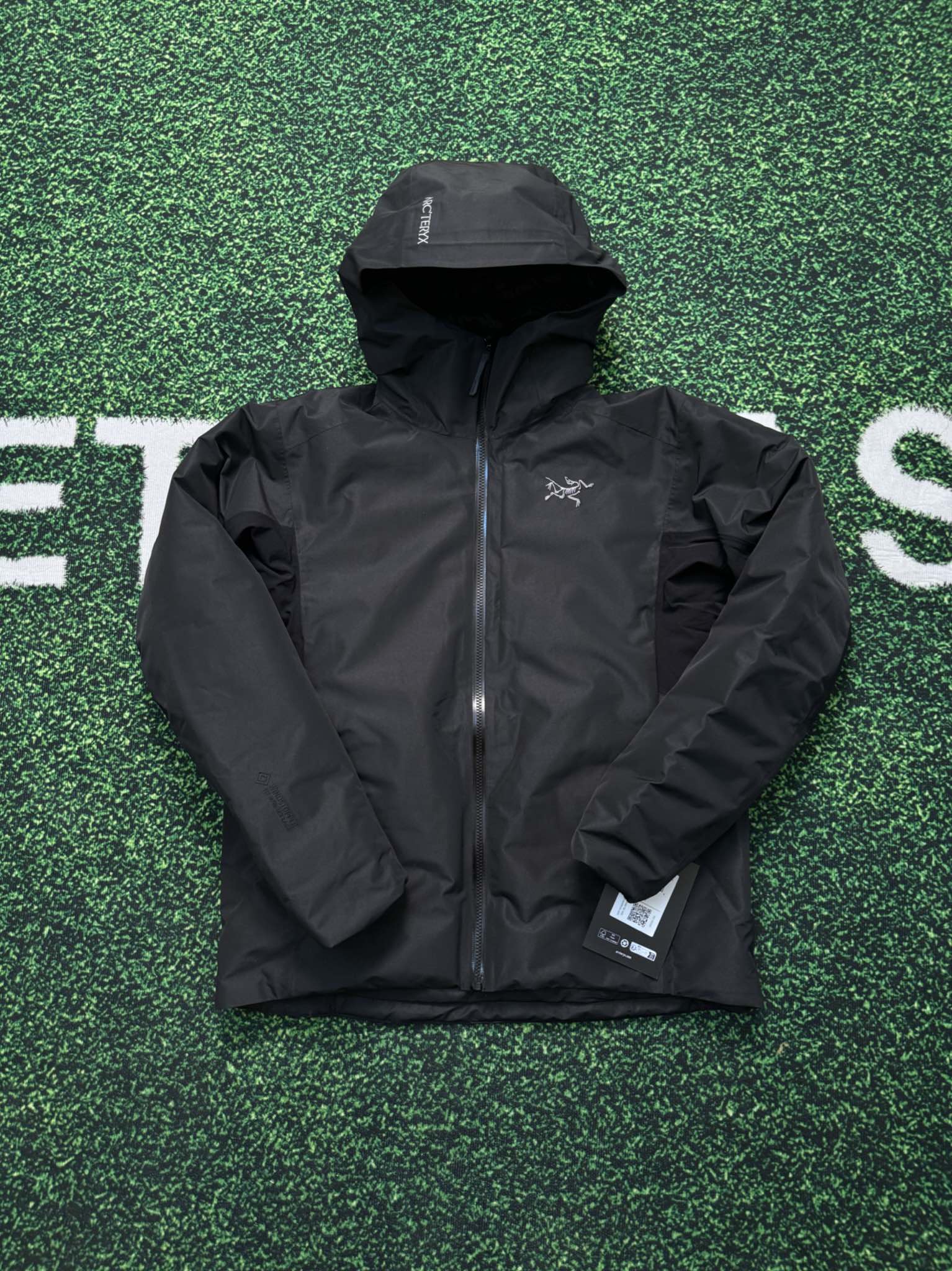 NO:657501,Full size in stock. The highest version of the new Arcteryx Solano Down Hoody hooded warm down jacket soft shell jacket for men and women, S~XXL. Top version. Second batch of samples are welcome for comparison. Fabric + Features: Filled with 750 fill power goose down, which can provide good comfort even when the cold is raging. Breathable GORE-TEX fabric can shield the invasion of wind, rain and snow.  Low temperature, cold wind, and light snowfall. The hoody is warm, windproof and rainproof, allowing you to enjoy a whole day of outdoor life. The sleeves are made of PFAS-free GORE-TEX fabric, which can resist wind and rain. The lower back and armpits are made of lightweight elastic soft shell, which is more ventilated and breathable. 750 fill power gray goose down protects the core warmth. The precision logo embroidery on the chest and hat is from Tajima machine imported from Japan. The workmanship is very exquisite. The inside is full of velvet and the surface is stitched.  No water leakage, no water leakage, customized for customers. There is a large pocket on the right side for storage, and a zipper pocket on the left. Adjustable buckles at the hem and hood, windproof and warm, free to adjust the comfort. Nylon fabric, spliced knitted fabric under the armpits, windproof and waterproof performance has been completely improved. It prevents the cold wind from outside from invading the inside at all. It is beyond the previous waterproof effect. Rain and snow are attached to the surface of the clothes for a long time, and there will be no problem of penetrating into the inside. Functional multi-pocket design  It is more convenient to carry items when traveling. All pockets are closed with zippers. Fully customized Ykk laminated edges. Durable and will not cause tearing due to excessive force. High-end embroidered bone bird LOGO on the chest with craftsmanship. Precise stitching. The lines are smooth and clear. No skipped stitches, confusion and other defects. Eye-catching and classy. Symbolizes the top outdoor brand image. There is a hidden pocket decoration on the left chest. It is more worry-free to store valuables. The washing method is not washable and not machine washable.  Dry cleanable,arc'teryx,jackets & coats,down jacket,hats,alexander wang19860909全码现货 最高版本新款 Arcteryx始祖鸟索拉诺 Solano Down Hoody 连帽保暖羽绒服软壳外套男女款S~XXL 顶级版本 欢迎二批拿样对比 面料+特点 采用750蓬松度鹅绒填充,在严寒肆虐之时也可提供良好的舒适性, 透气 GORE-TEX 面料可遮蔽风、雨、雪的侵袭. 低温、寒风、轻度降雪.连帽衣锁温保暖、防风防雨,让你享受一整天的户外生活.袖子采用不含PFAS的GORE-TEX面料,可以抵御风雨.下背部和腋下采用轻量的弹力软壳,更加通风透气.750蓬松度灰鹅绒守护核心温暖.  胸前和帽子精密logo刺绣来自日本进口田岛机器 做工非常精致 内里充绒饱满,表层走针 丝毫不渗水 不漏水 客供定制专属 内侧右边有一个大口袋可收纳,左边有一个拉链口袋. 下摆、兜帽多处可调节扣绳,防风保暖,自由调整舒适度 锦纶面料,腋下拼接针织面料,防风 防水性能得到全新的提升 让外部寒风低温 入侵不到内部丝毫 超脱以往的防水效果 雨雪长时间附于衣服表层,也不会有任何往内部渗透问题 功能性多口袋设计 出行携带物品更加方便 全身口袋都采用拉链闭合方式 全定制Ykk 压胶走边 耐用且不会有用力过度 出现撕裂现象 工艺胸前高端刺绣化骨鸟LOGO 走针精密 线条流畅清晰 没有跳针 错乱等瑕疵 醒目有档次 象征顶级户外品牌形象 左侧胸前有一个隐藏式口袋装饰 存放贵重物品更加省心 洗涤方式不可水洗 不可机洗 可干洗,arc'teryx,jackets & coats,down jacket,hats,alexander wang,Men's clothing