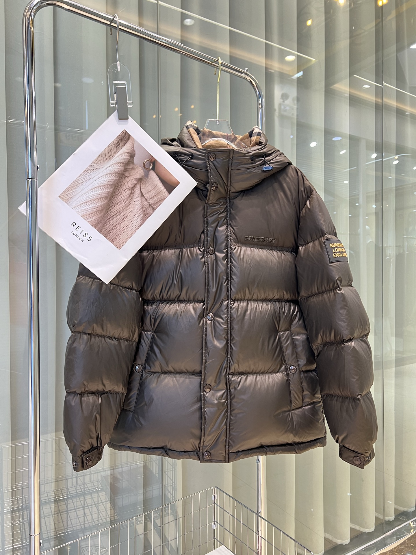 NO:661484,buberry Burberry black gold down jacket, versatile and easy to match, same style for men and women, original custom-made national standard 90 white duck down filling!  Color Black Caramel Style Number Burberry Size 46 48 50 52 54,,burberry,down jacket, 19860909buberry巴宝莉黑金羽绒服,版型百搭不挑人,男女同款,原版定制国标90白鸭绒填充！ 颜色黑色 焦糖色 款号巴宝莉 码数46 48 50 52 54,,burberry,down jacket, ,Men's clothing