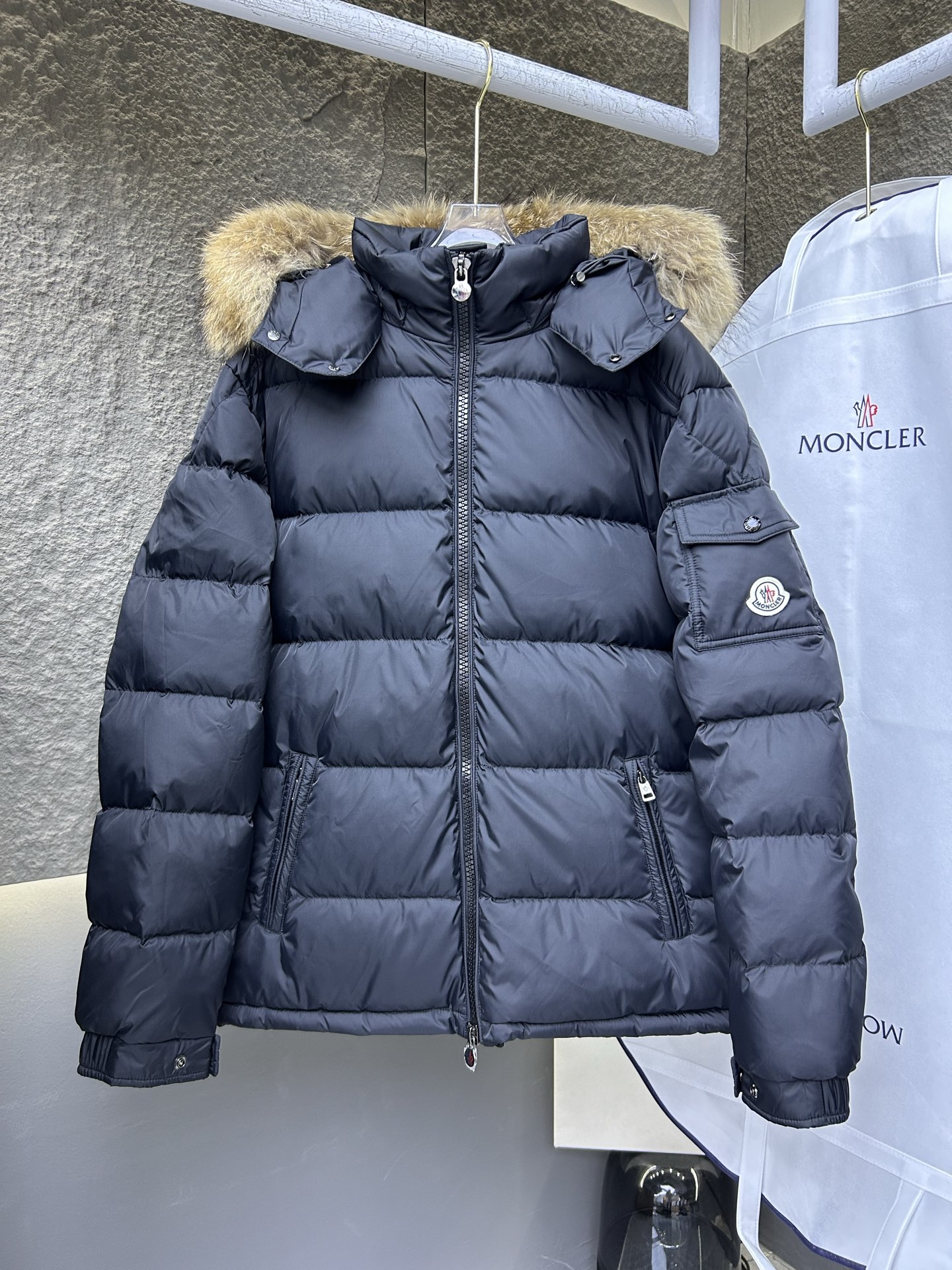 NO:661492,25Moncler Mayaf short men's fur collar down jacket jacket Mayaf short down jacket reinterprets the classic Moncler Maya style, presenting a recognizable silhouette, with a removable hood and adjustable hem. Made of functional fabrics, the hood is equipped with removable synthetic material trim. The sleeves are embellished with classic patch pockets to interpret the brand's signature style. Style number Mayaf fur collar style Size 123456,,Moncler,jackets & coats,jackets & coats,down jacket,hats, 1986090925Moncler盟可睐 Mayaf短款男士毛领羽绒服夹克外套 Mayaf短款羽绒夹克焕新诠释经典Moncler Maya款式,呈现颇具辨识度的廓形,配有可拆卸兒帽和可调节下摆.采用功能性面料制成,兒帽配有可拆卸合成材质饰边.衣袖点缀经典贴袋,演绎品牌标志性风格. 款号玛雅毛领款 尺码123456,,Moncler,jackets & coats,jackets & coats,down jacket,hats, ,Men's clothing