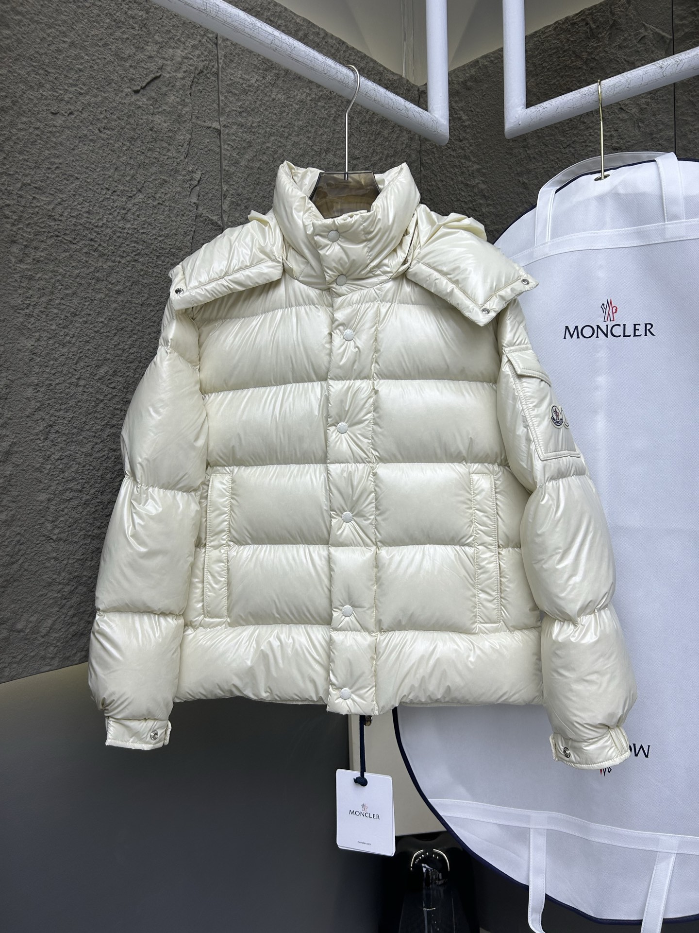 NO:599113,Moncler Maya 70th Anniversary Short Down Jacket The Moncler down jacket is specially designed to celebrate the brand's 70th anniversary and is made of metallic nylon. Adhering to tradition and embracing innovation, the Moncler Maya 70 down jacket combines the real world with the digital realm. This iconic down jacket is interpreted in metallic colors and is available in a limited edition. Designed by artist Antoni  Tudisco's interpretation of the down jacket version. Made of metallic nylon with signature rectangular quilting. A classic short design that spans seasons and fashions, with a distinctive silhouette, a detachable hood and an adjustable hem. The sleeves are decorated with the brand's signature classic patch pockets and a patchwork logo specially designed to celebrate the 70th anniversary. 70th Anniversary Size: 1-5 Couples. Off-white gray black,,jackets & coats,jackets & coats,down  jacket,hats,alexander wang19860909Moncler Maya 70周年短款羽绒服夹克外套 Moncler 羽绒夹克专为庆祝品牌70周年而设,采用金属感尼龙制成.秉承传统,拥抱创新, Moncler Maya 70羽绒服将现实世界与数字领域结合在一起.这款标志性羽绒服采用金属色泽加以诠释,限量发售.由艺术家Antoni Tudisco演绎的羽绒服版本.采用金属感尼龙制成,点缀标志性长方格绗缝.跨越季节与时尚的经典短款设计,具有个性鲜明的轮廓、可拆卸风帽和可调节下摆.衣袖饰以品牌标志性的经典贴袋以及专为庆祝70周年而设计的拼贴徽标. 70周年 Size: 1-5 情侣款. 米白 灰色 黑色,,jackets & coats,jackets & coats,down jacket,hats,alexander wang,Men's clothing