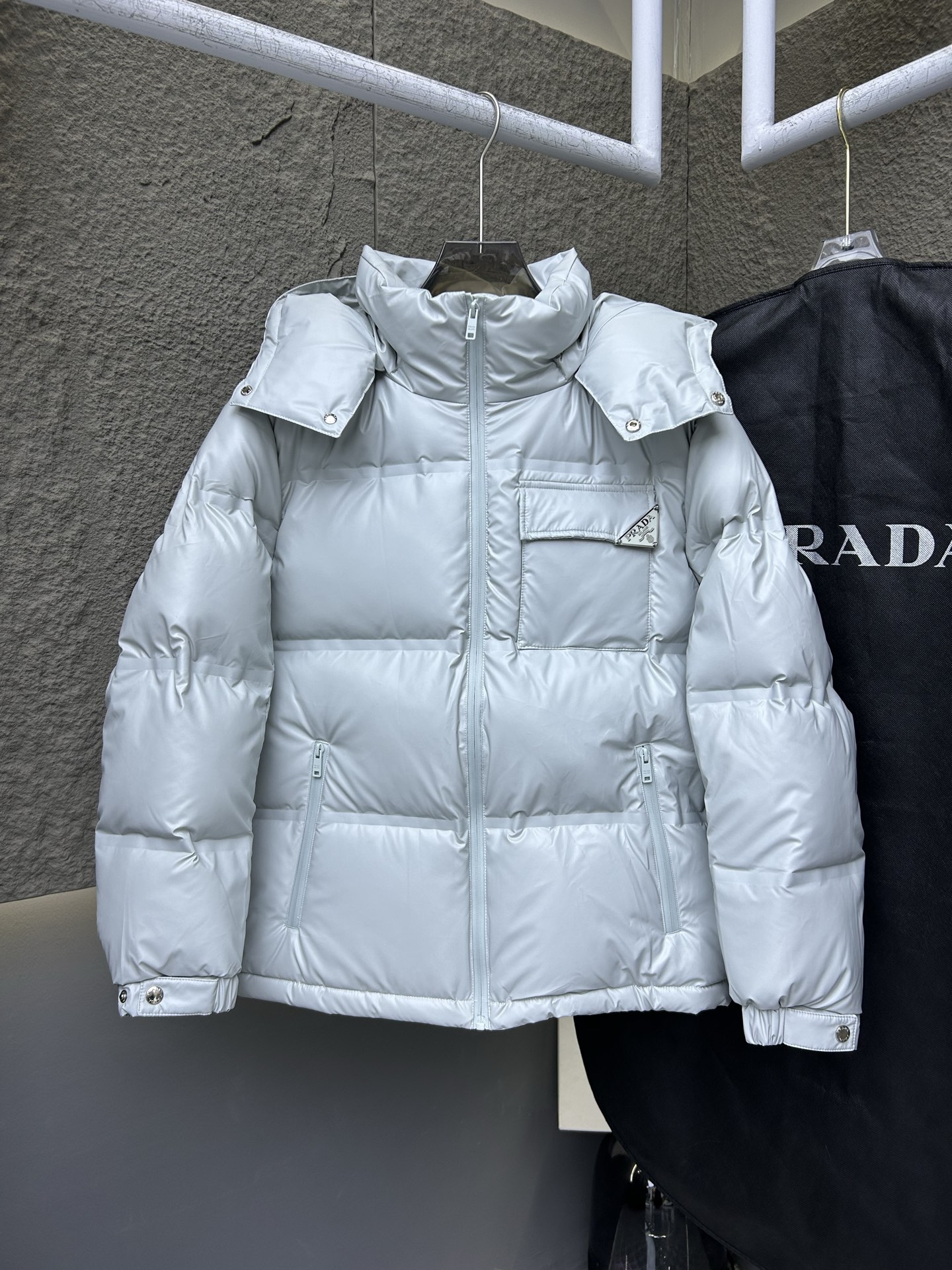 NO:599090,｜Prada 25 stand collar hooded rubberized down jacket for men and women 48 50 52 54 56 Product color black sand off-white outer material recycled nylon fabric style number pld rubberized diagonal triangle,,prada,down jacket,hats,alexander wang19860909｜普拉达25 立领 连帽男女款压胶羽绒服 48 50 52 54 56 产品颜色 黑色 沙色 灰白色 外料再生尼龙织物 款号pld压胶斜三角,,prada,down jacket,hats,alexander wang,Men's clothing