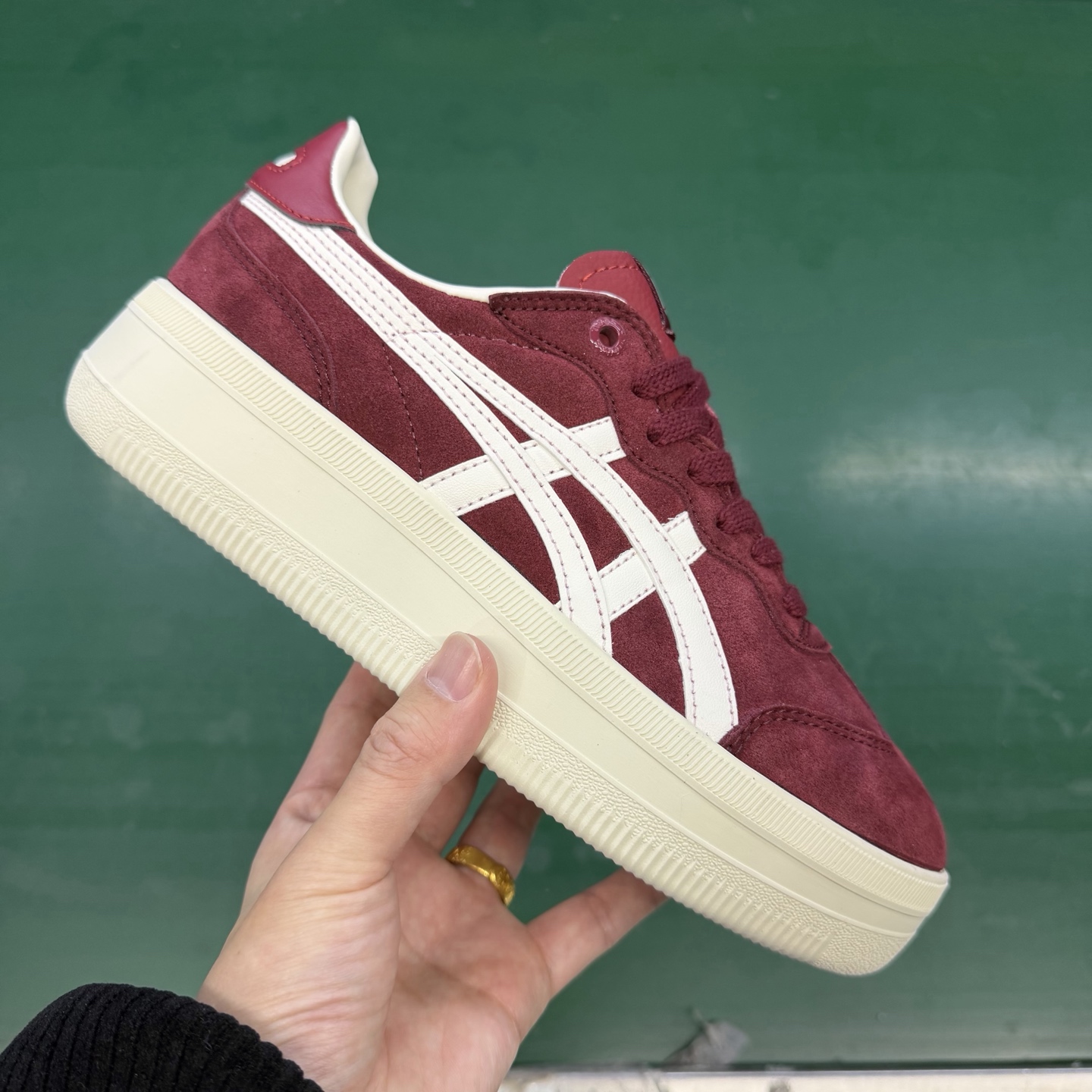 YH版纯原 鬼冢虎 厚底德迅 酒红 出货
号码：36 37 37.5 38 39 39.5 40
​（独家：鞋舌标按正品1：1带全跳码）